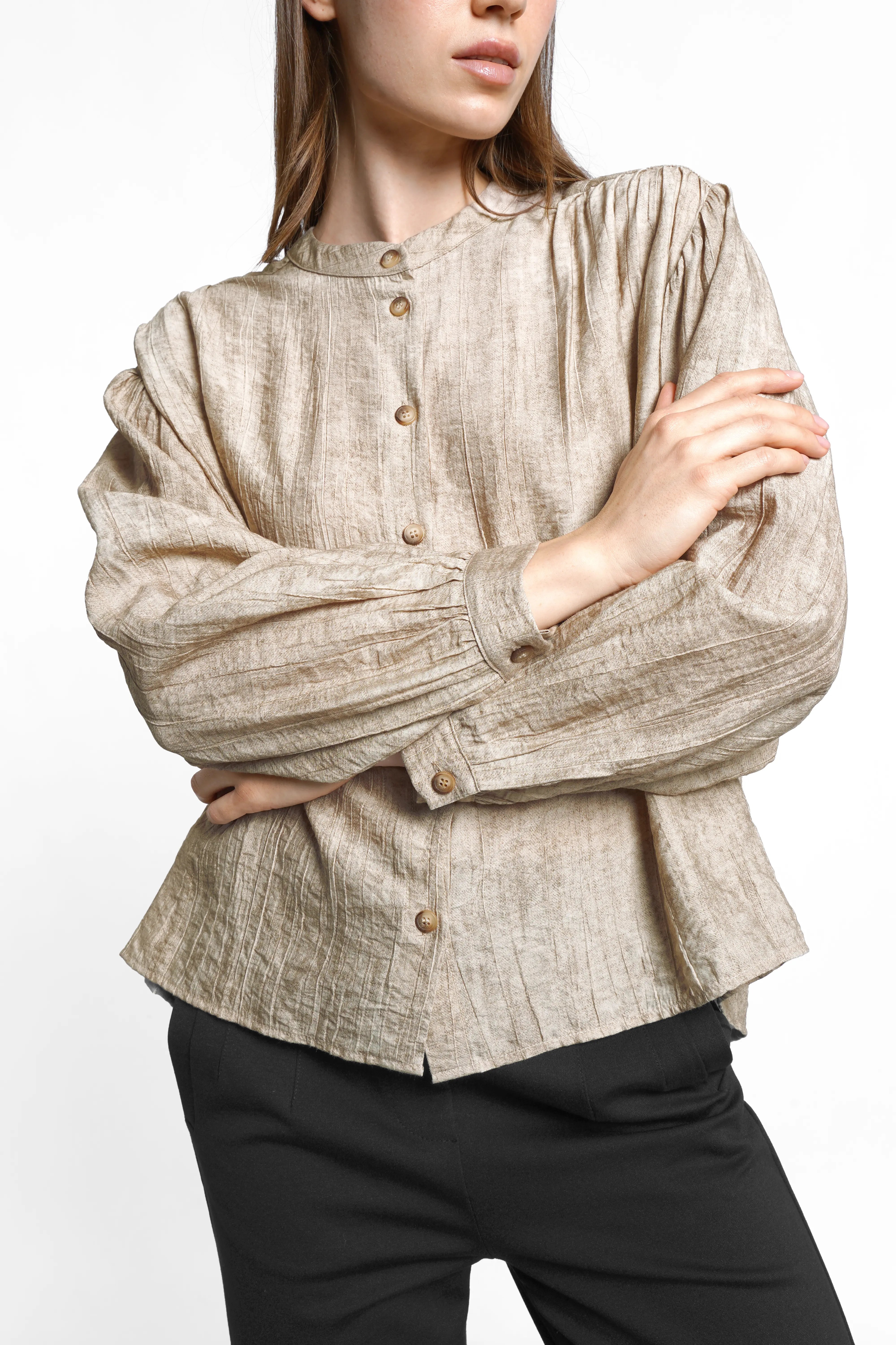 Moderne MARAJ Bluse mit Stehkragen, Knopfleiste und feinen Raffungen in beige