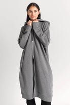Woman wearing oversized grey Longzip-Hoodie with two-way zipper and hood
