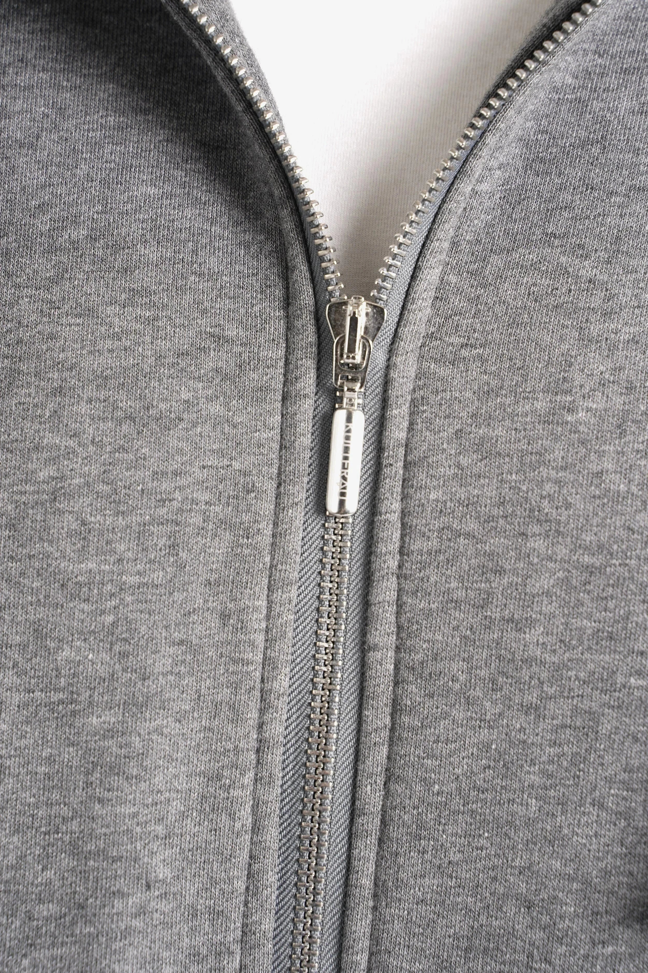 Longzip-Hoodie oversized fit with two-way zipper and logo patch