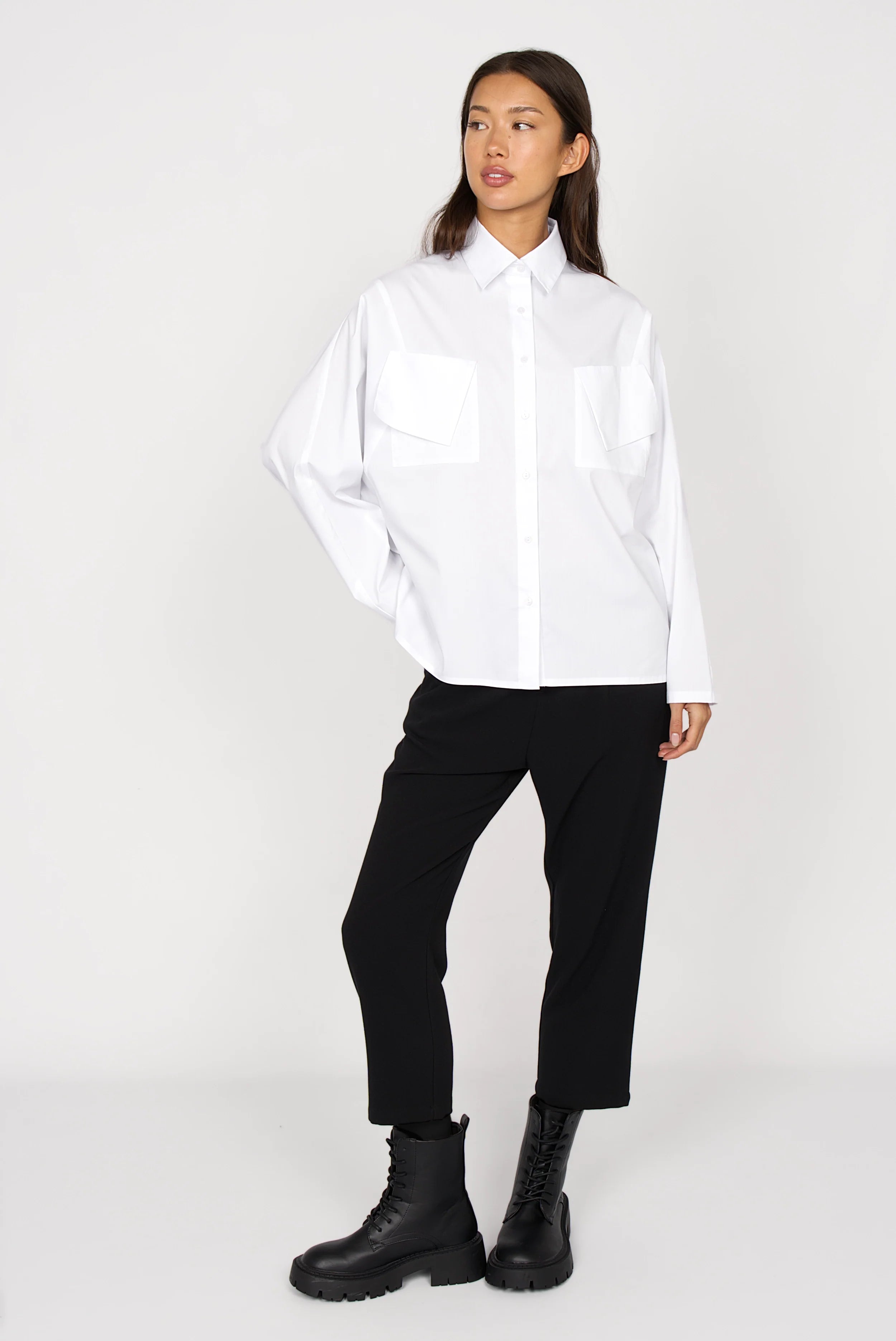 MELIZIA Bluse aus Popeline white relaxed fit shirt with bat-cut sleeves and asymmetrical pockets