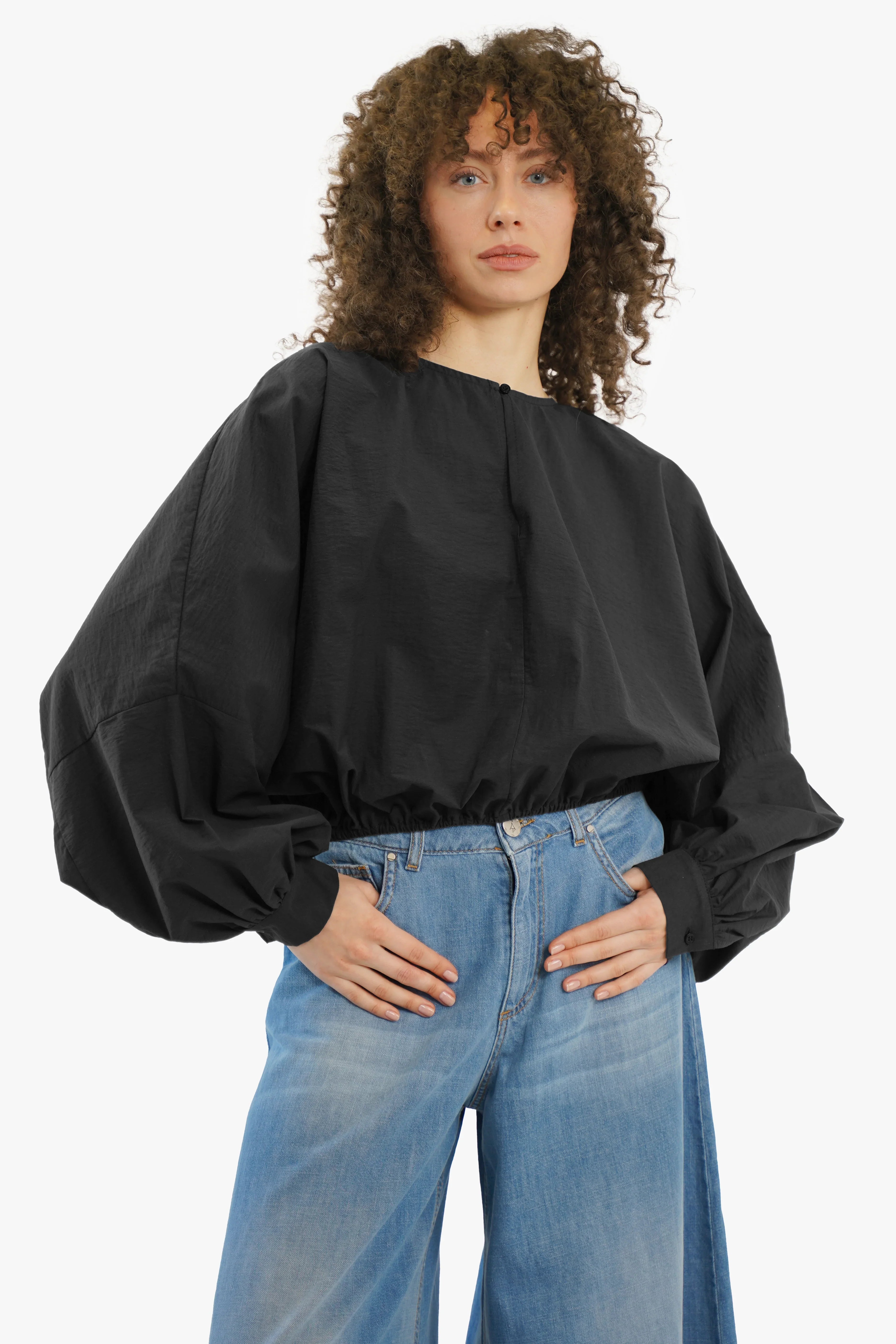 MILLIE Crinkle Bluse mit Ballonärmeln aus Baumwoll-Mix, Rundhalsausschnitt mit Knopf, loose Fit, cropped Länge