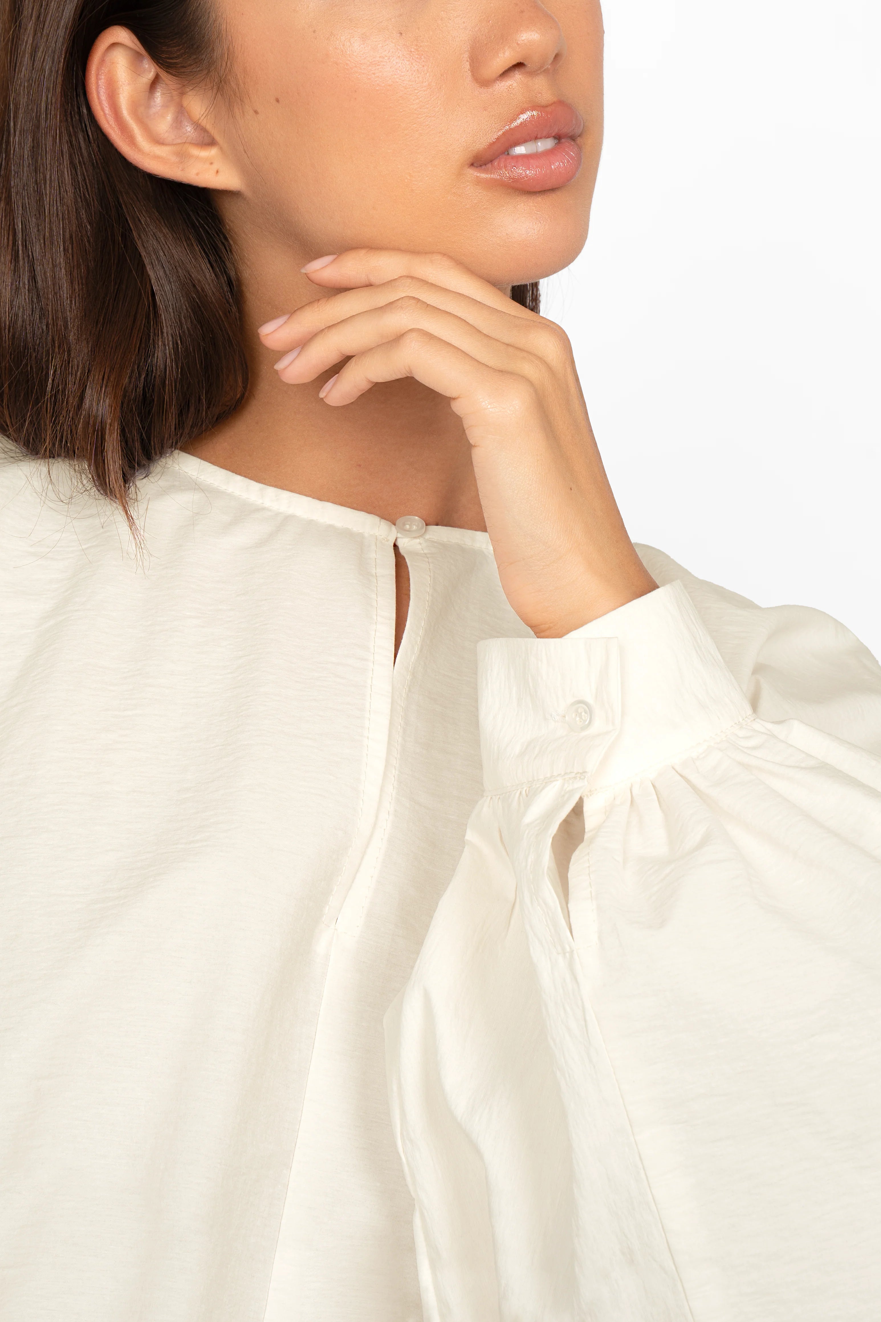 MILLIE Crinkle Bluse aus Baumwoll-Mix mit Ballonärmeln, elastischem Bund und Perlenknopf am Rundhalsausschnitt, loose Fit, cremefarben