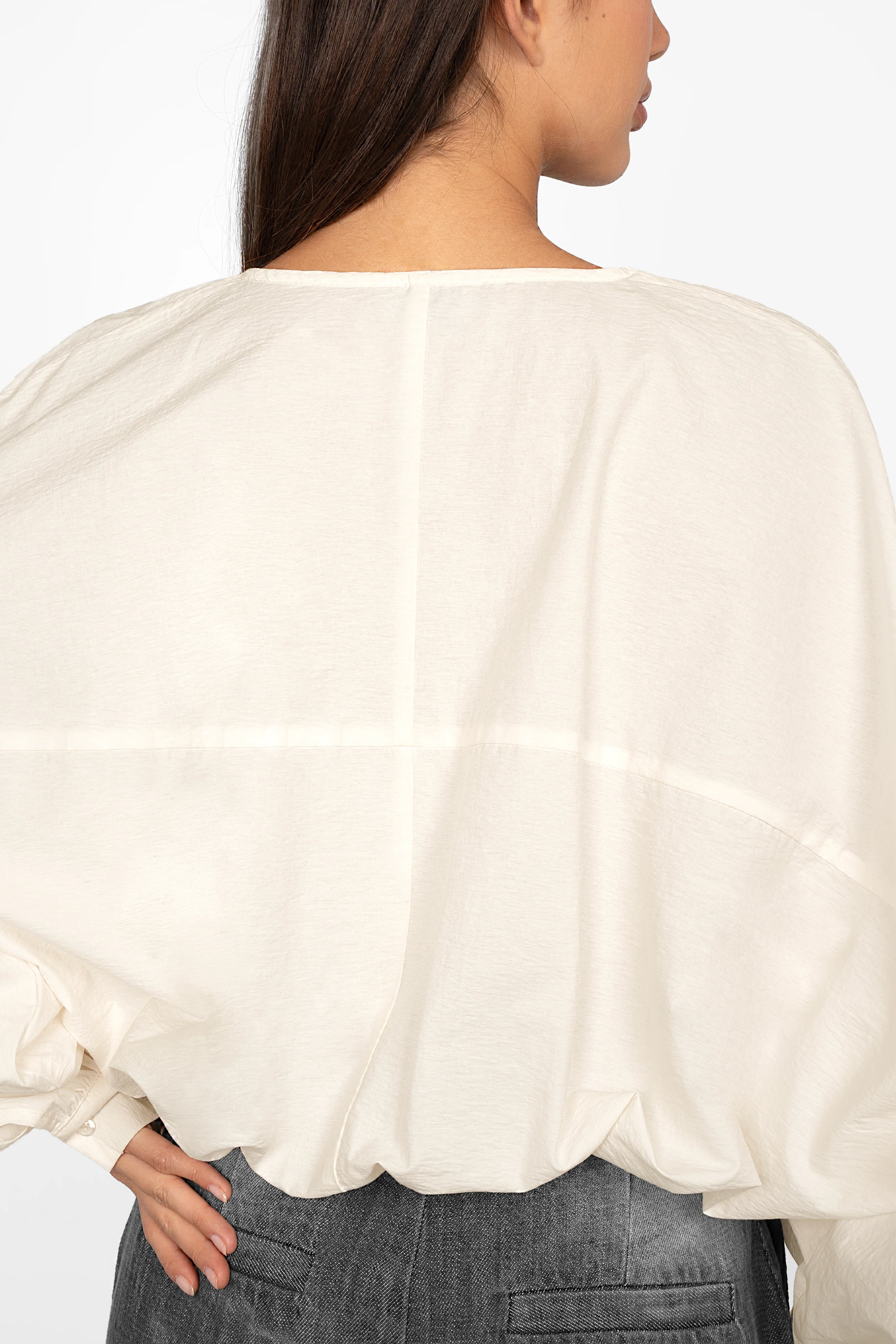 Rückansicht der weißen MILLIE Crinkle Bluse mit weitem Schnitt, Ballonärmeln und elastischem Saum