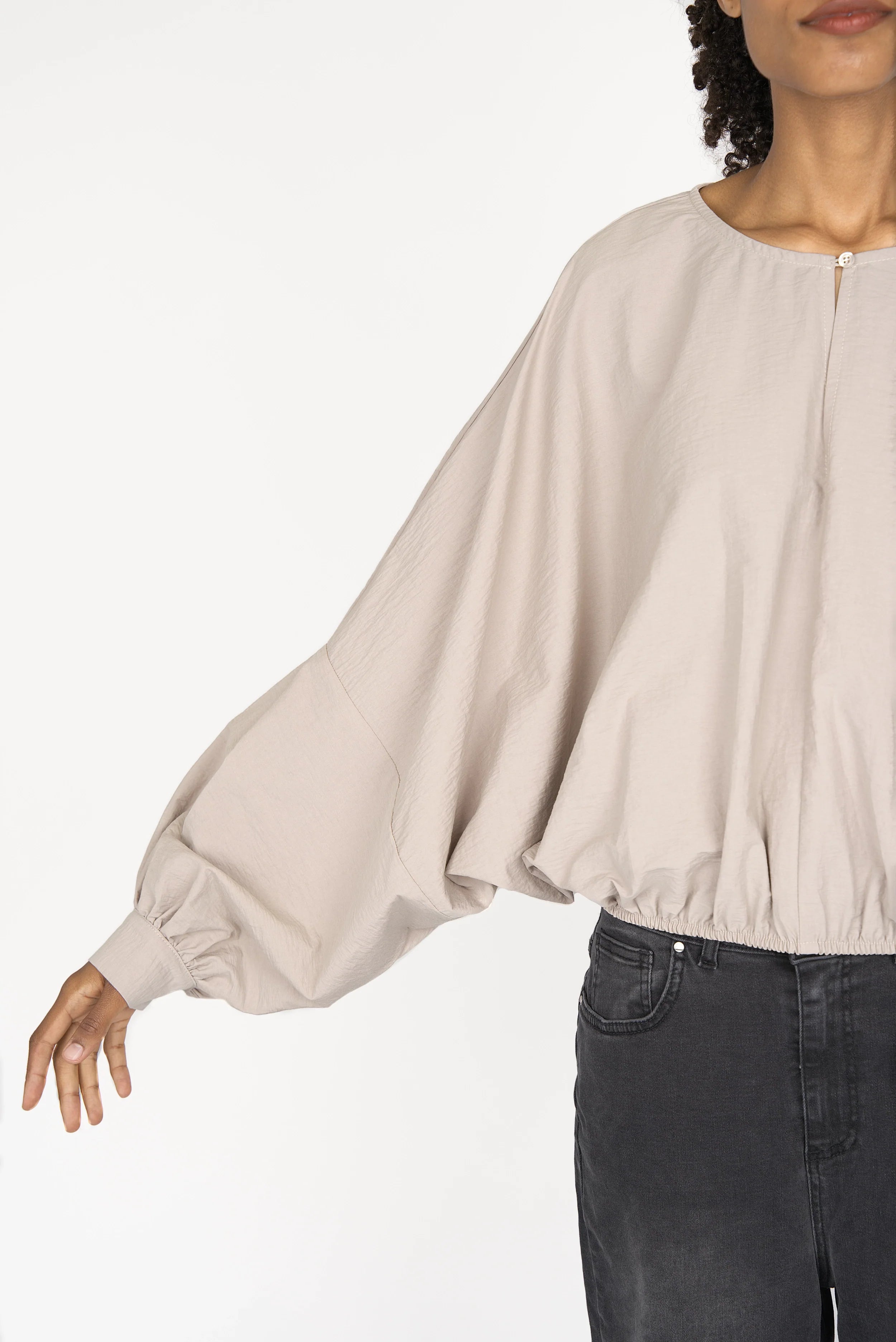 MILLIE Crinkle Bluse with sculptural balloon sleeves, elastic waistband, pearl button neckline, and loose fit in light beige cotton blend