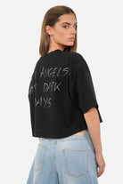 MINAI T-Shirt mit Backprint aus Baumwolle, Rundhalsausschnitt, cropped loose fit und überschnittenen Schultern