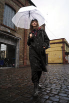 Damen MONDY.K Oversize Sweatmantel mit Reverskragen, großen Taschen und umschlagbaren Ärmeln bei Regenwetter getragen