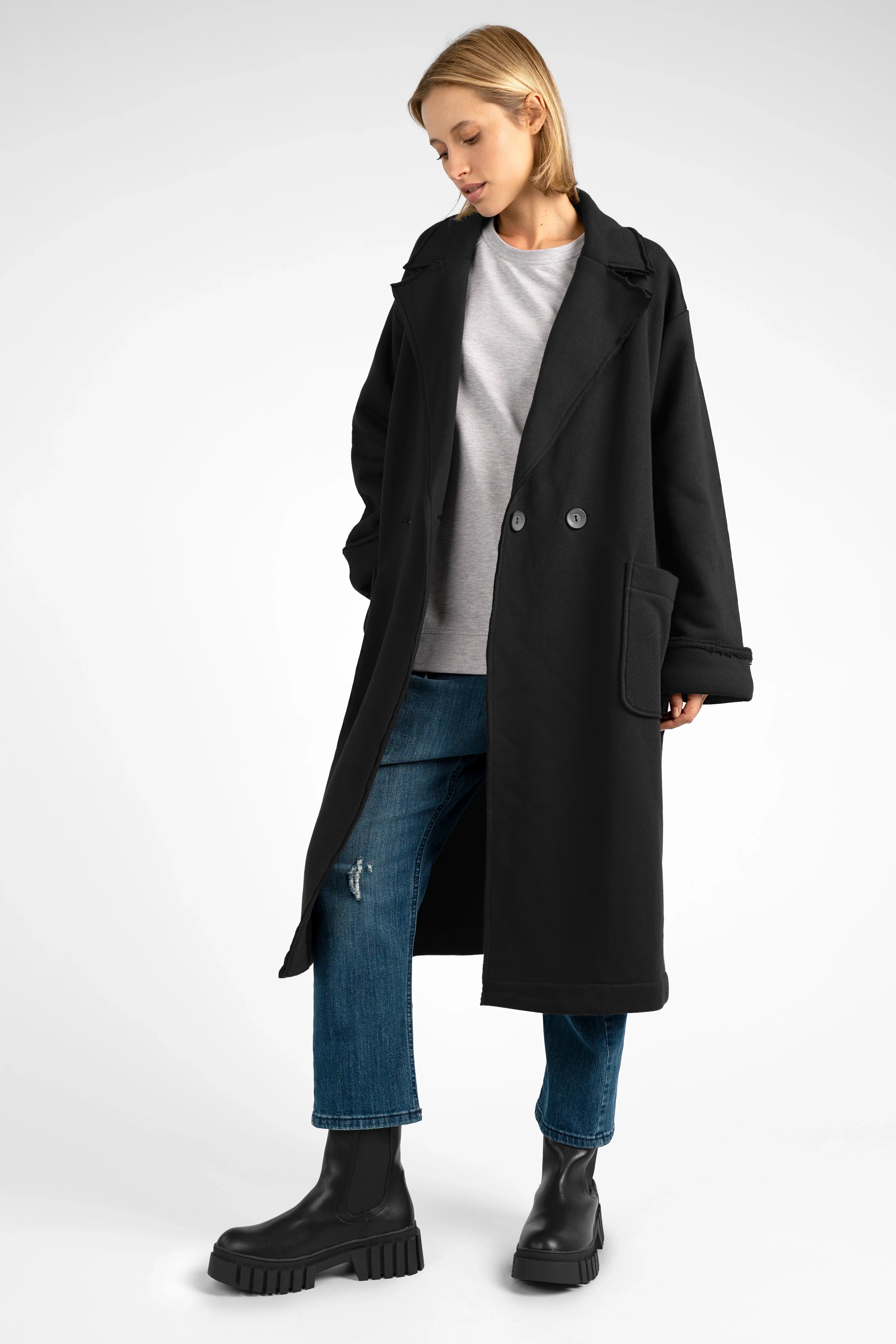 Woman wearing black MONDY.K Oversize Sweatmantel with large pockets and double-button front