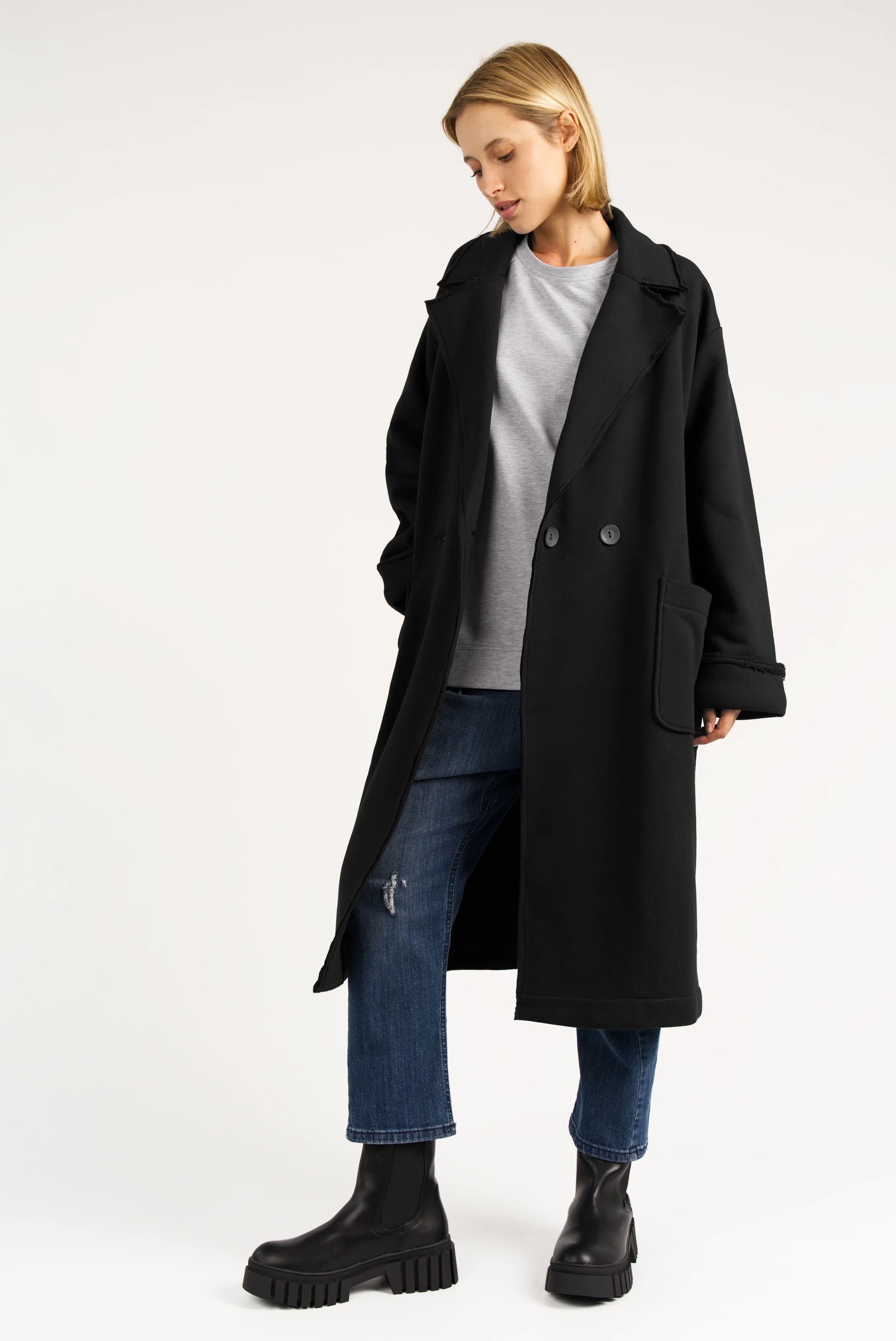 MONDY.K Oversize Sweatmantel schwarzer Oversize-Mantel mit Reverskragen und großen Taschen aus weichem Jersey mit flauschiger Innenseite