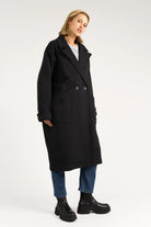 MONDY.K Oversize Sweatmantel schwarz mit Reverskragen und großen Taschen in Oversized Fit