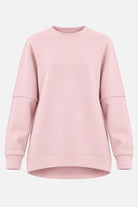 NAIRA Sweater in Chalk Pink als Freisteller mit Raglanärmeln und offenen Teilungsnähten