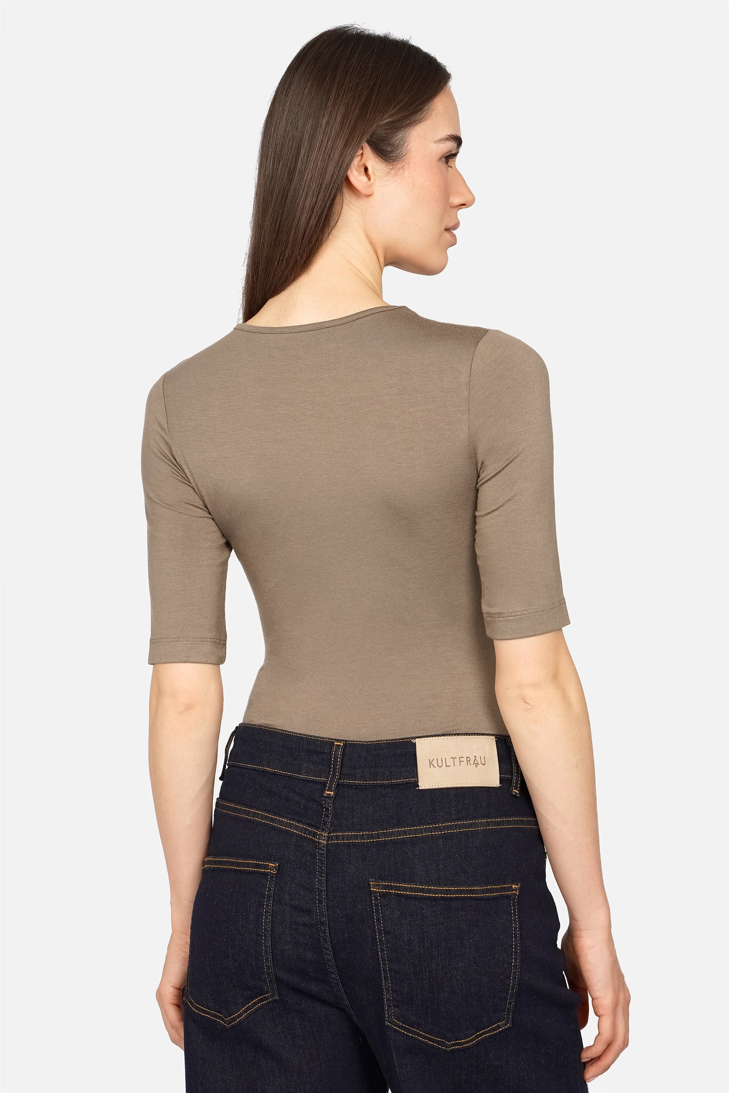 NARAY Shirt aus weichem Viskose-Jersey mit Rundhalsausschnitt und Slim Fit, halblang, Rückenlänge 60 cm, getragen von Model 1,75 m Größe S
