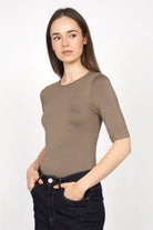 NARAY Shirt aus weicher Viskose mit halblangen Ärmeln und Rundhalsausschnitt, Slim Fit in taupefarben.