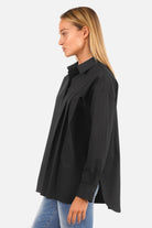 Weiche Relaxed Bluse aus Popeline mit klassischem Kragen und asymmetrischem Faltendetail