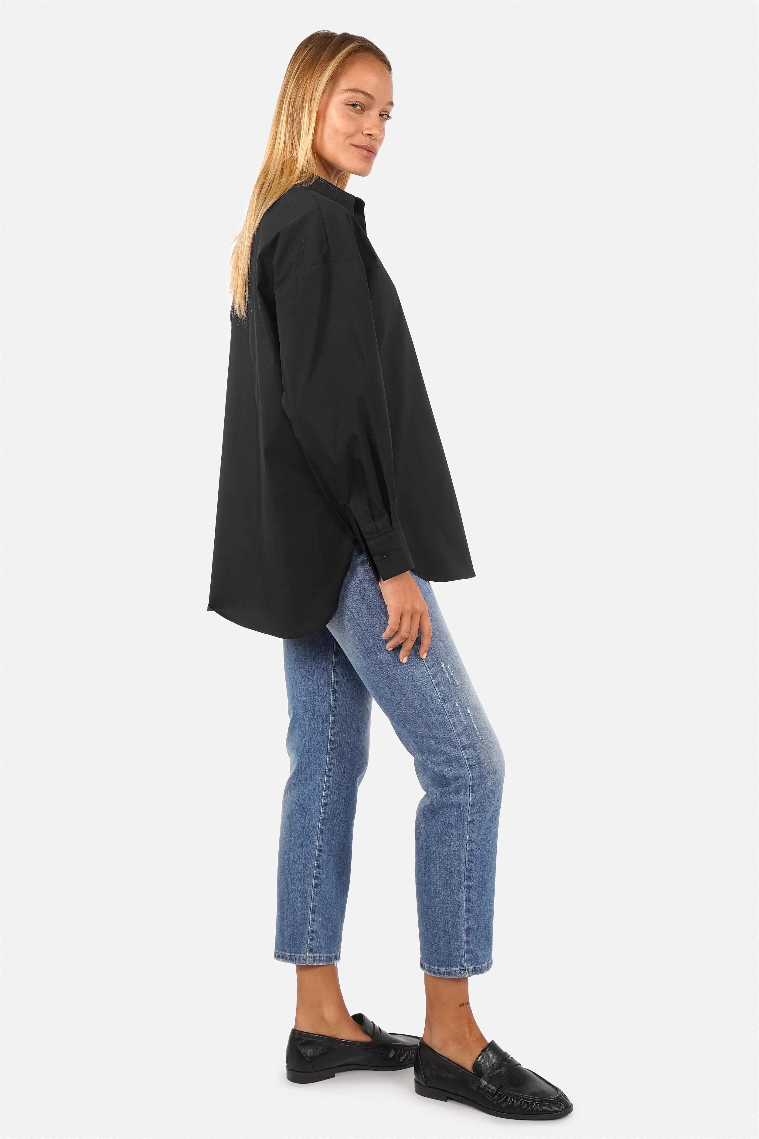 Weiche Relaxed Bluse aus Popeline mit verdeckter Knopfleiste und asymmetrischem Faltendetail