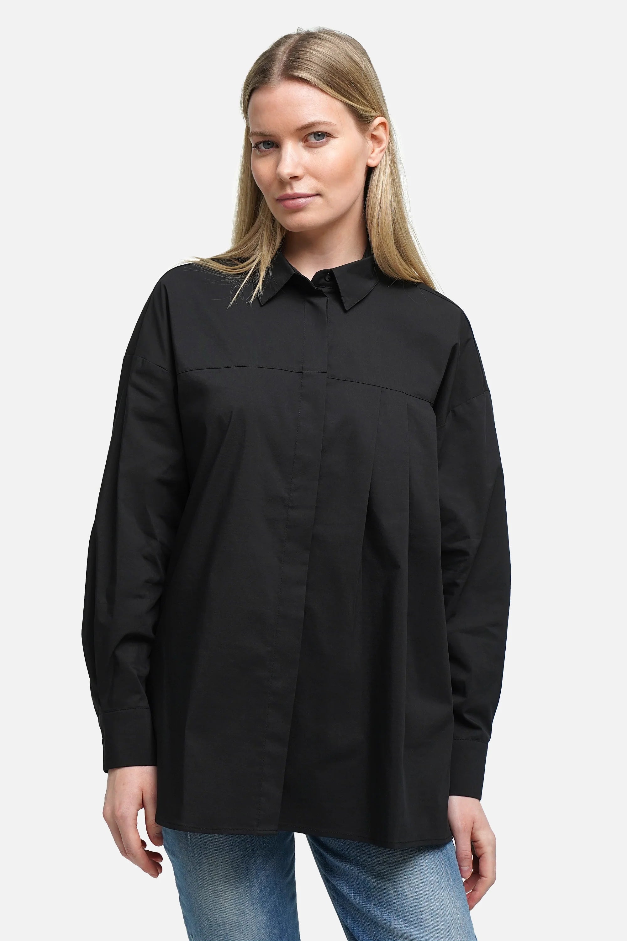 Weiche Relaxed Bluse aus Popeline mit verdeckter Knopfleiste, asymmetrischem Faltendetail und abgerundetem Saum