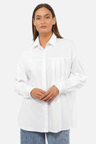 Relaxed Bluse aus weicher Popeline mit verdeckter Knopfleiste und asymmetrischem Faltendetail