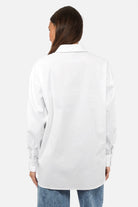 NEAH Relaxed Bluse aus weicher Popeline mit verdeckter Knopfleiste und asymmetrischem Faltendetail