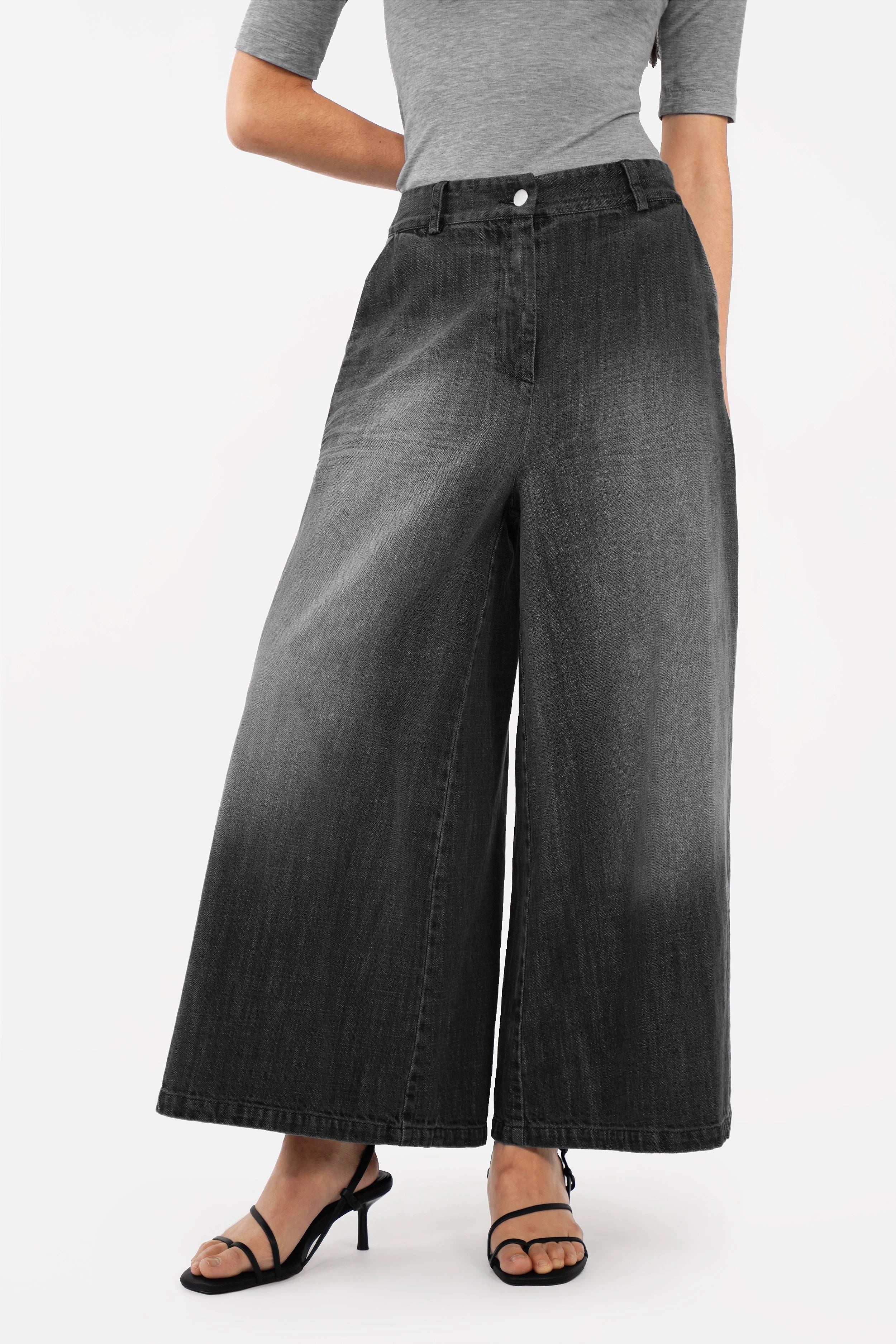 NEDITA Cropped Wide Leg Hose in Washed Black aus weichem Baumwollstoff mit verkürzter, weiter Bein-Silhouette und seitlichen Taschen.