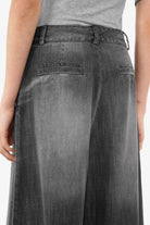 NEDITA Cropped Wide Leg Hose in Washed Black aus weichem Baumwollstoff mit verkürzter Wide-Leg-Silhouette und seitlichen Eingriffstaschen