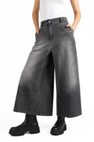 NEDITA cropped wide leg hose in washed black with mid waist and decorative pockets