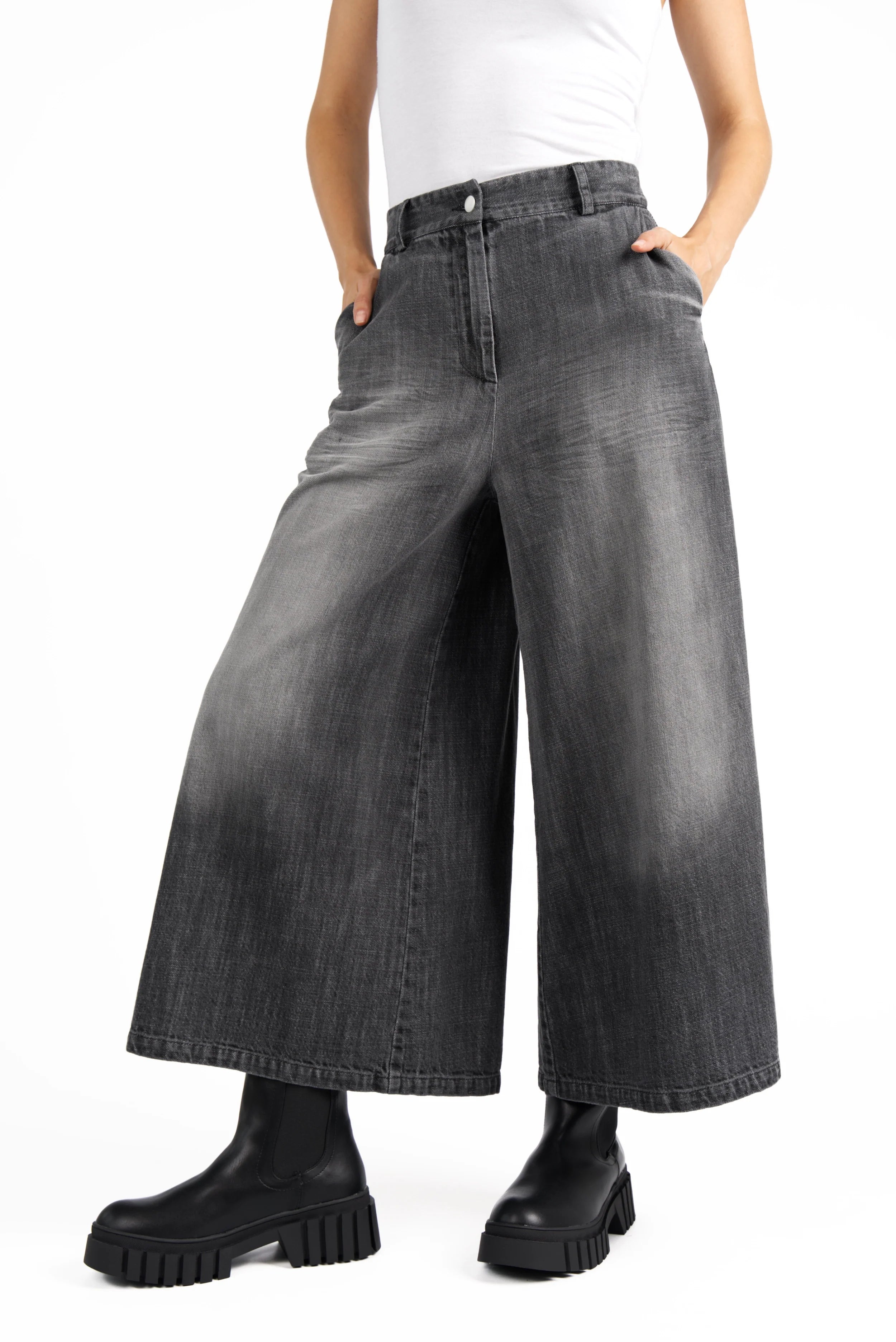NEDITA cropped wide leg hose in washed black with mid waist and decorative pockets