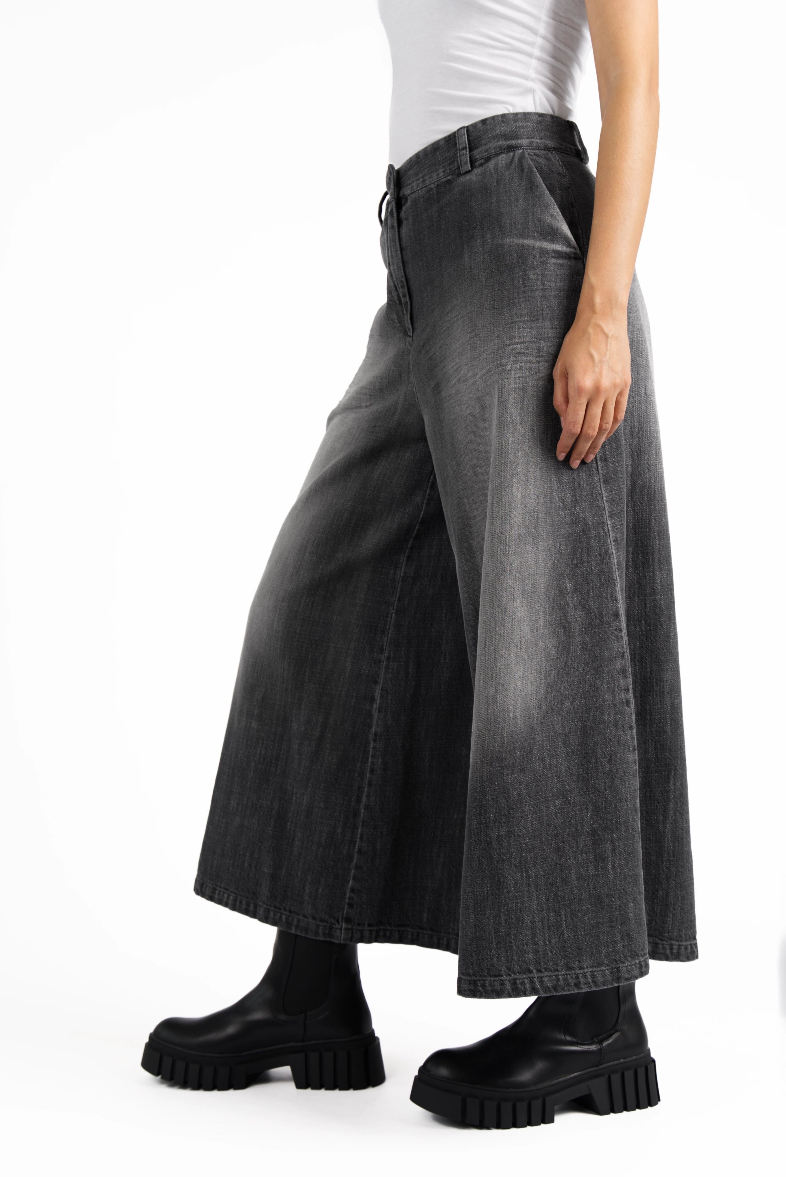 NEDITA Cropped Wide Leg Hose in washed black soft cotton with mid waist and wide cropped legs, styled with black chunky boots.