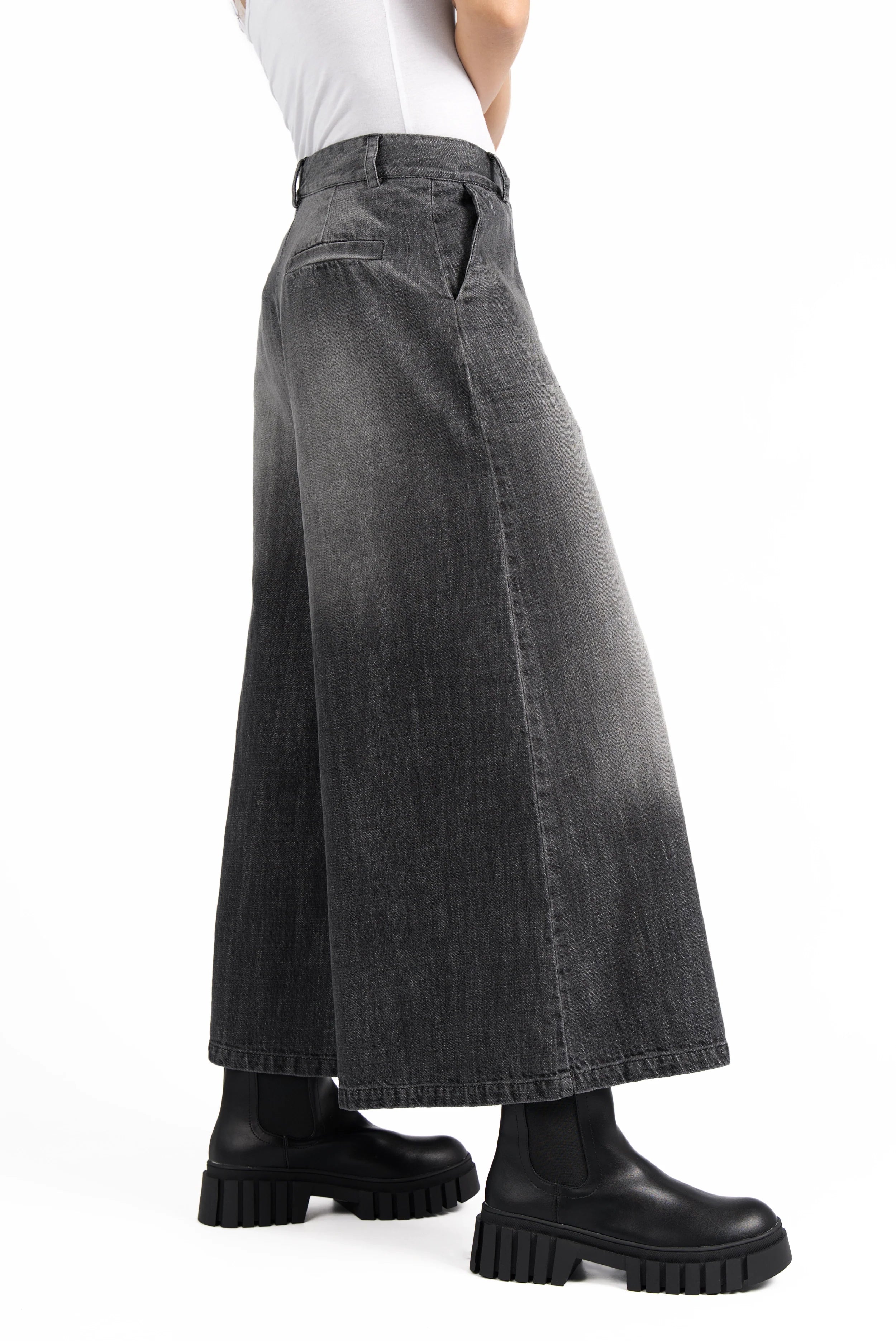 NEDITA Cropped Wide Leg Hose in washed black cotton with mid waist and side pockets
