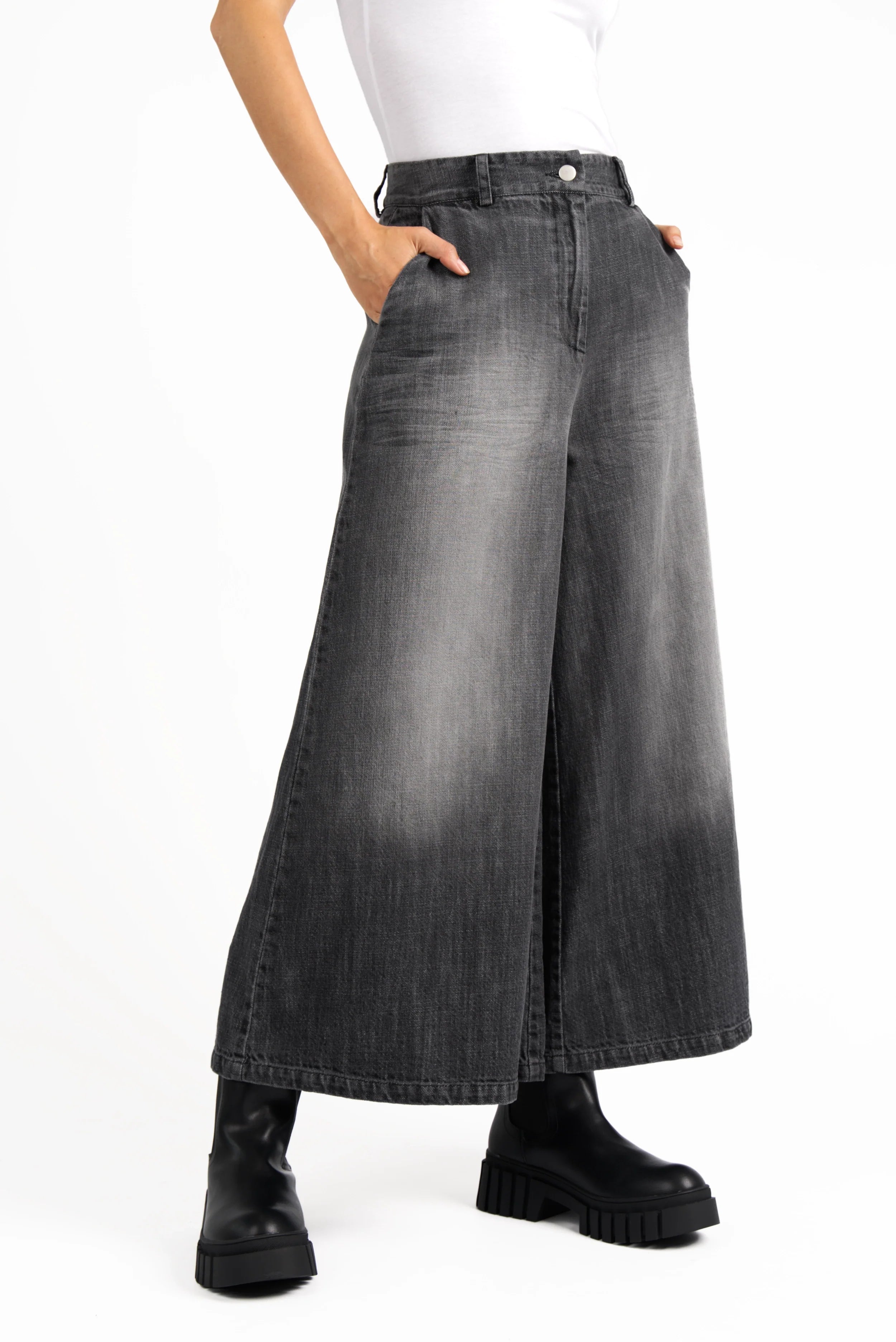 NEDITA Cropped Wide Leg Hose in washed black cotton with mid waist and side pockets