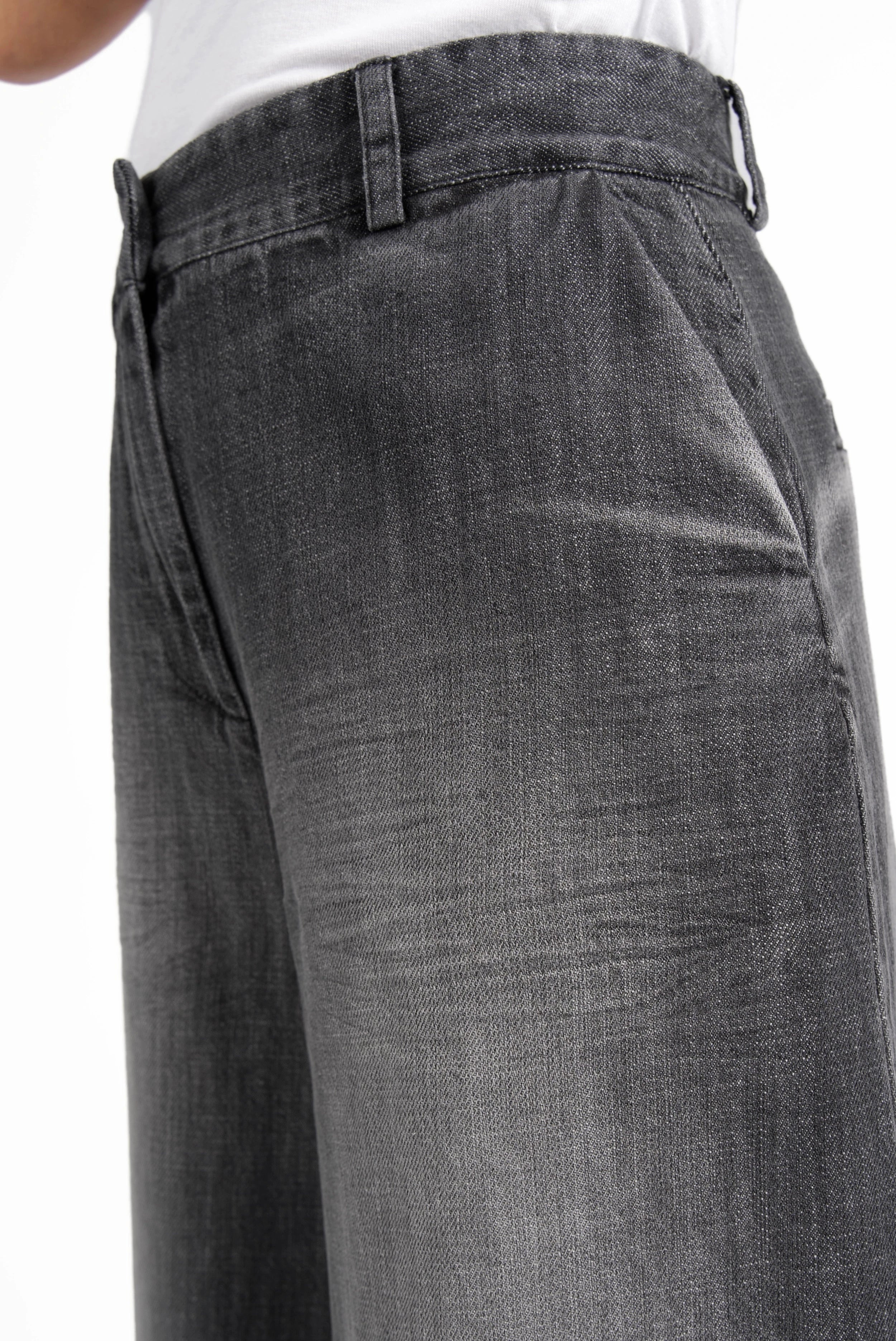 NEDITA Cropped Wide Leg Hose in washed black soft cotton with mid waist and side pockets