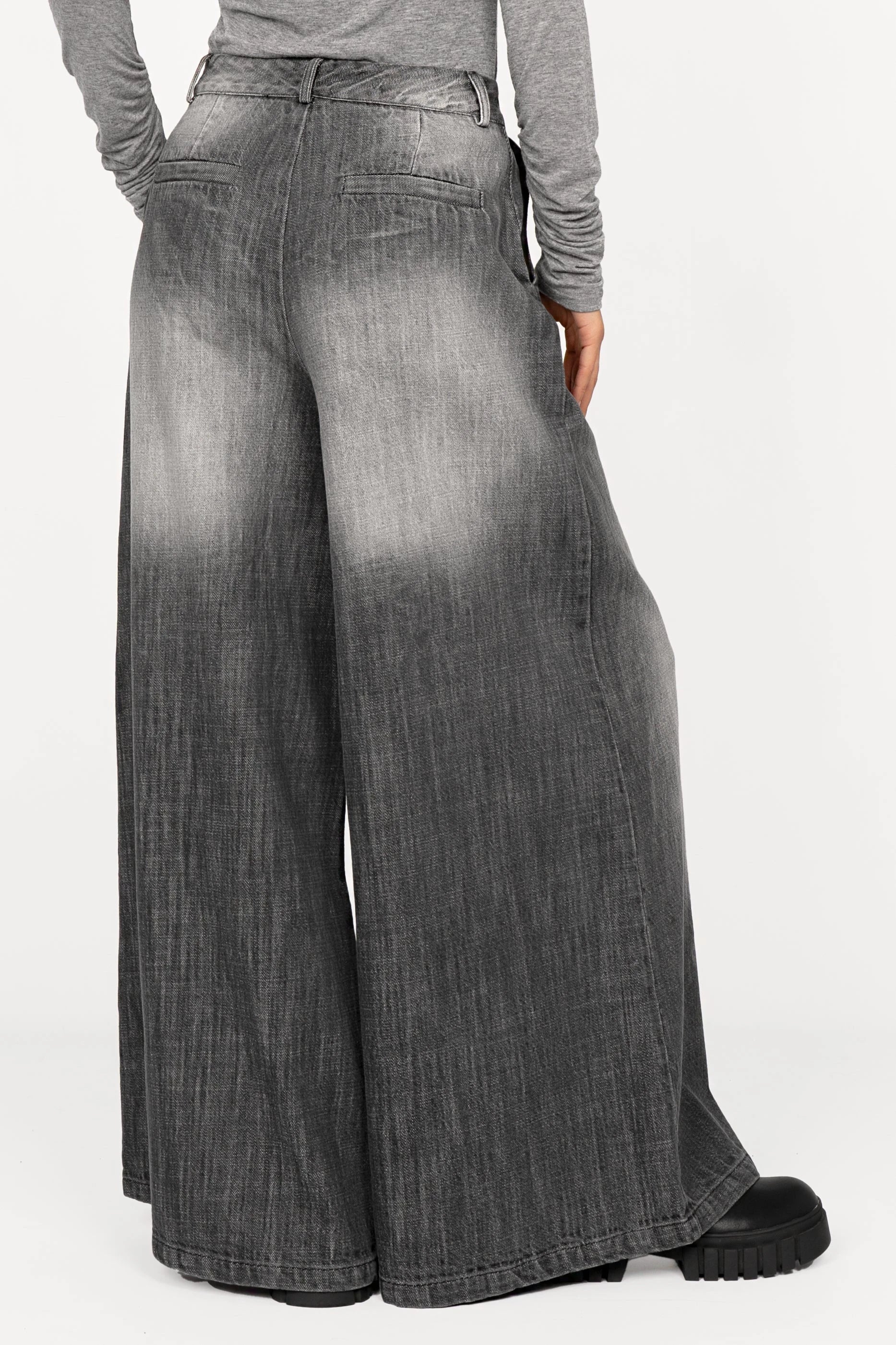 NEDY Wide Leg Hose in washed black with soft cotton fabric and extra-wide silhouette seen from the back