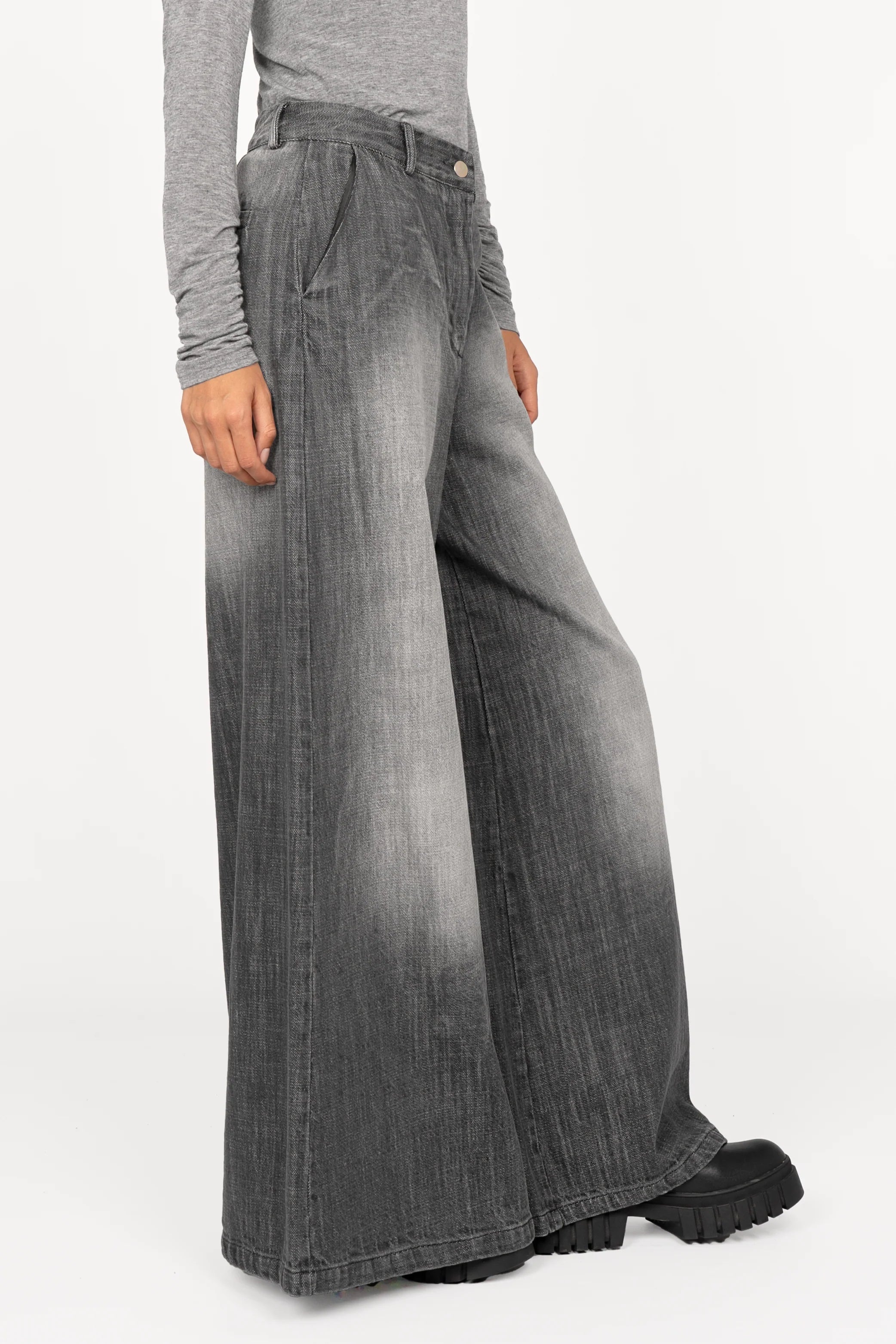 NEDY Wide Leg Hose in washed black cotton with soft gradient and extra wide silhouette, mid waist, side pockets, and regular fit.