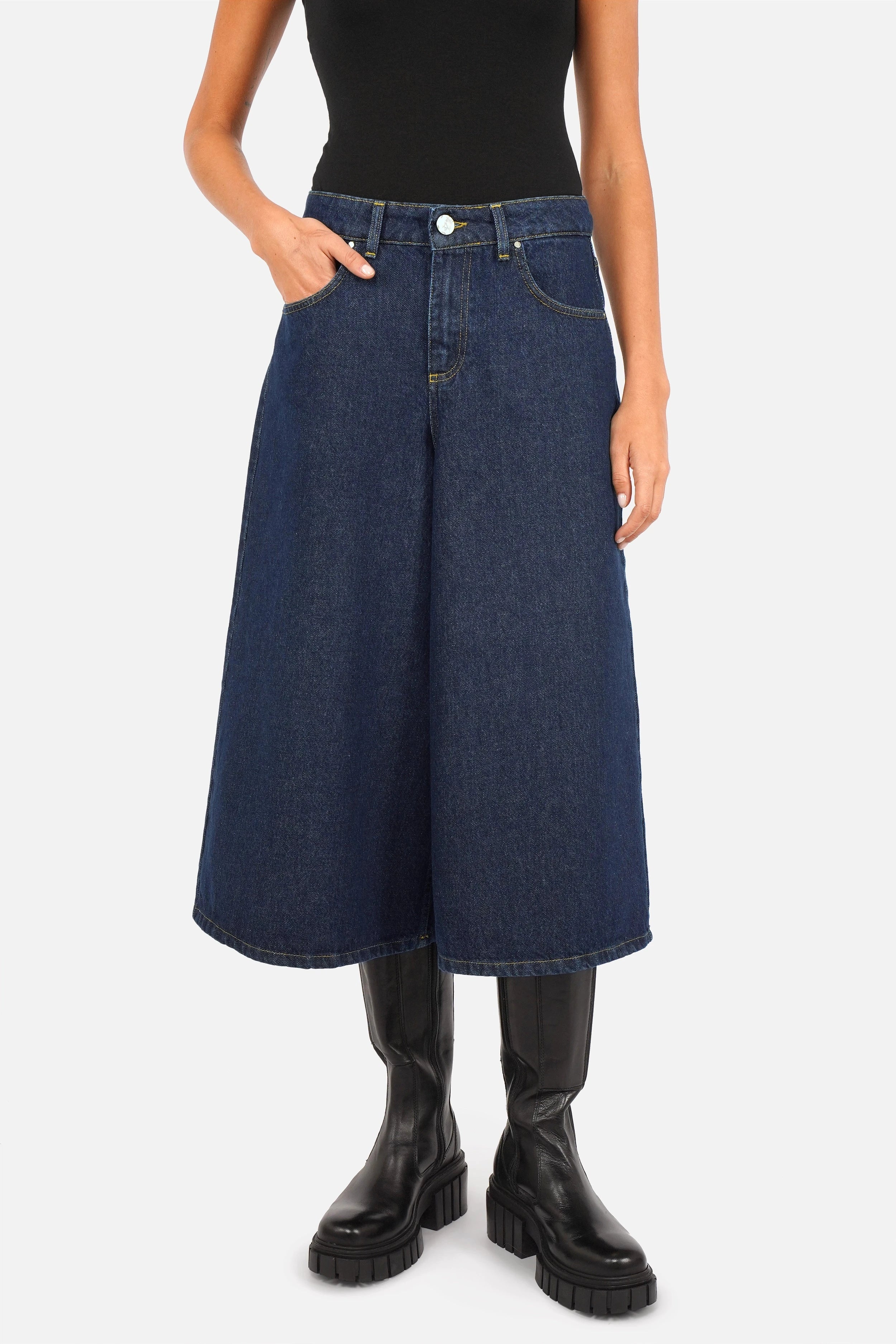 NELKA weite Bermuda-Jeans aus italienischem Denim mit dunkler Waschung und weitem Bein