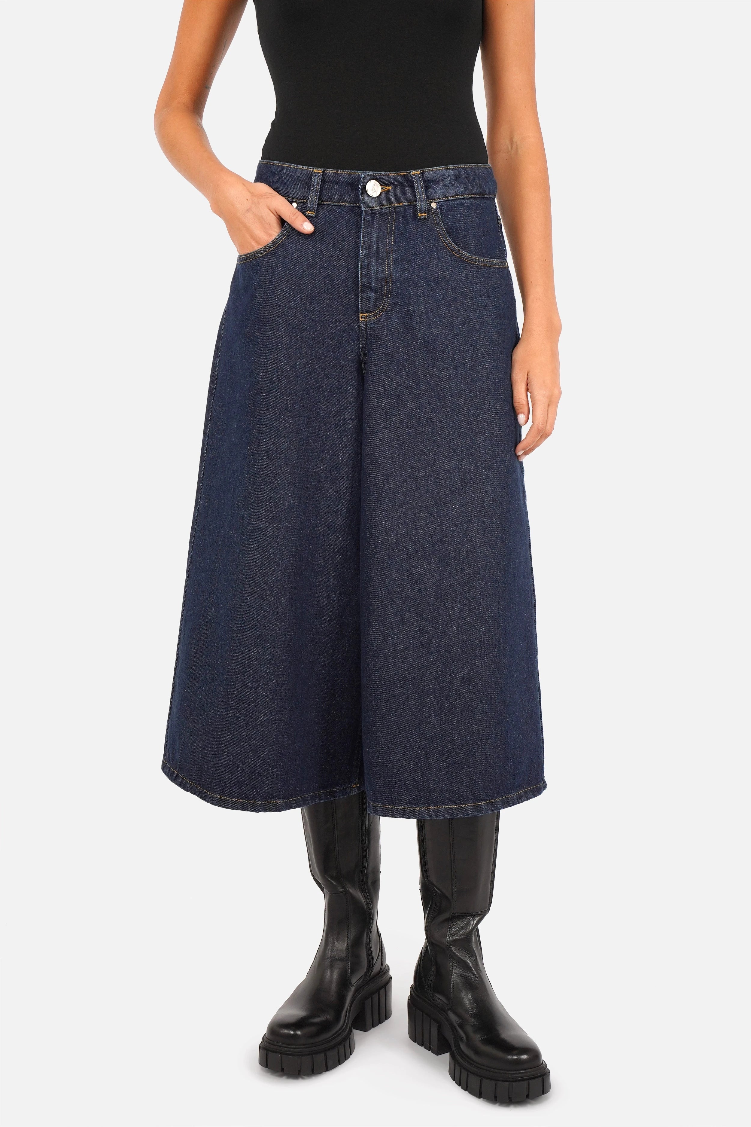 NELKA weite Bermuda-Jeans aus leichtem italienischem Denim mit Destroyed-Waschung und 5-Pockets