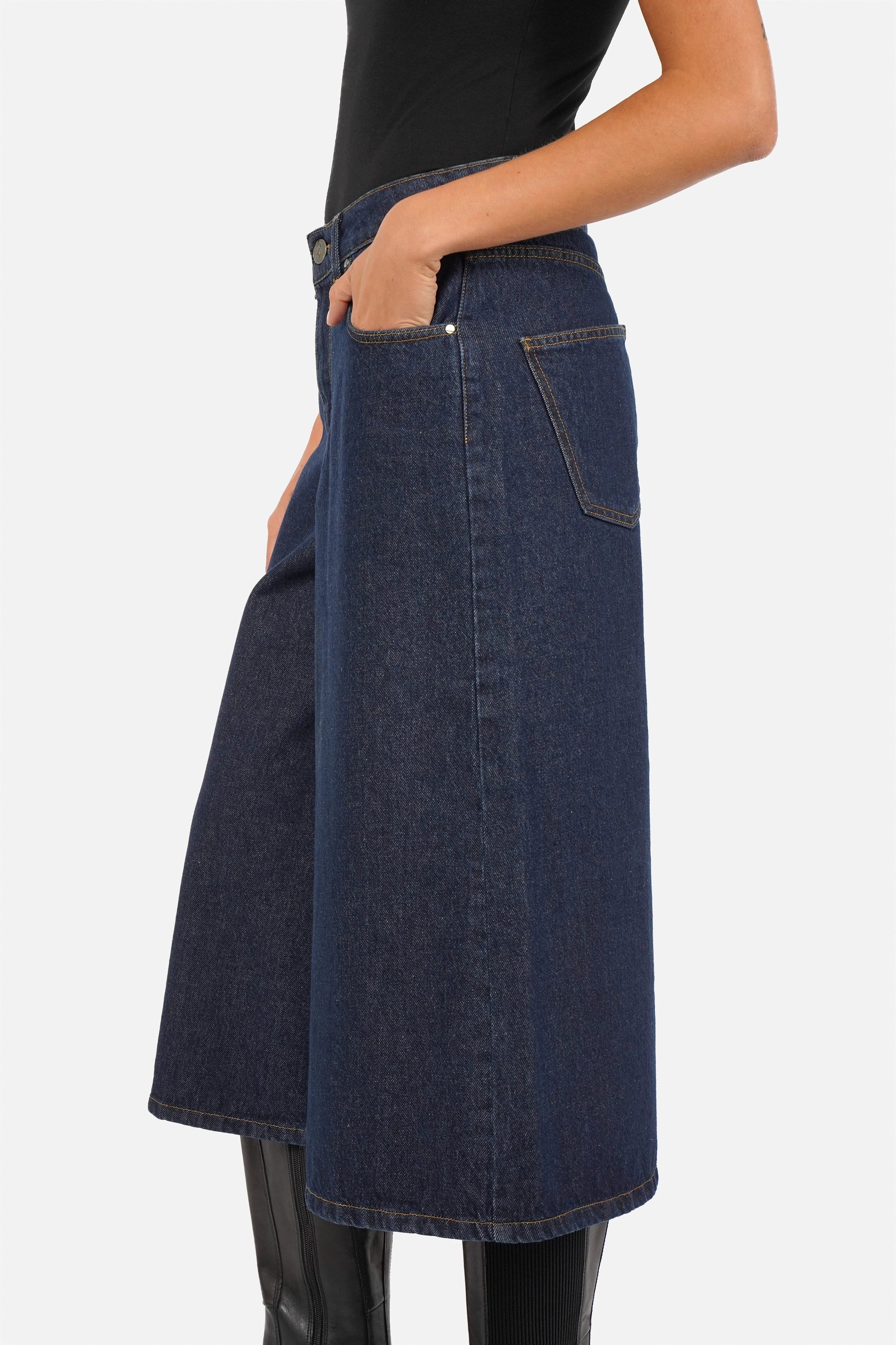 NELKA weite Bermuda-Jeans aus leichter italienischer Denim mit Destroyed-Waschung und Relaxed Fit