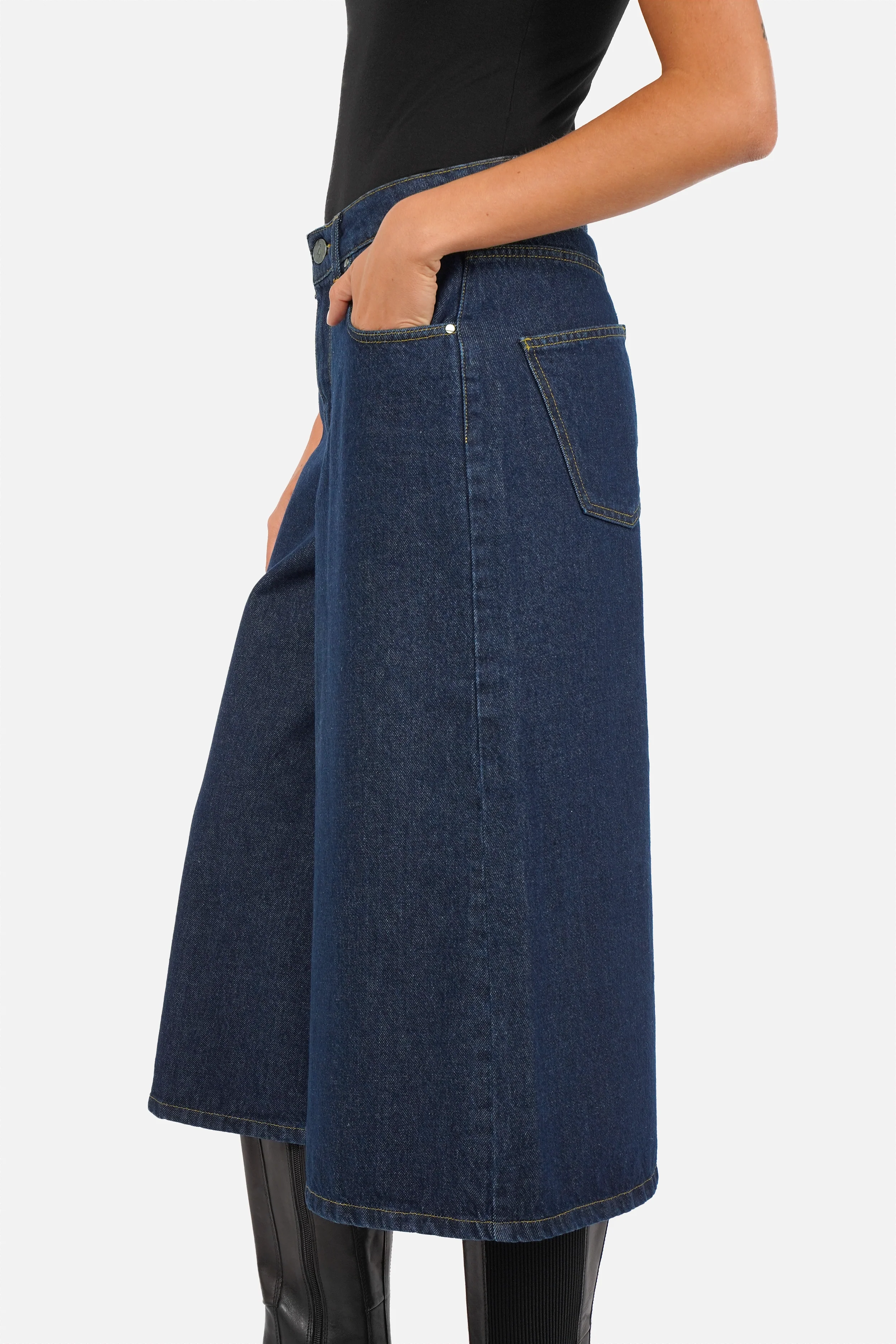 NELKA weite Bermuda-Jeans aus italienischem Denim mit dunkler Waschung und relaxed Fit