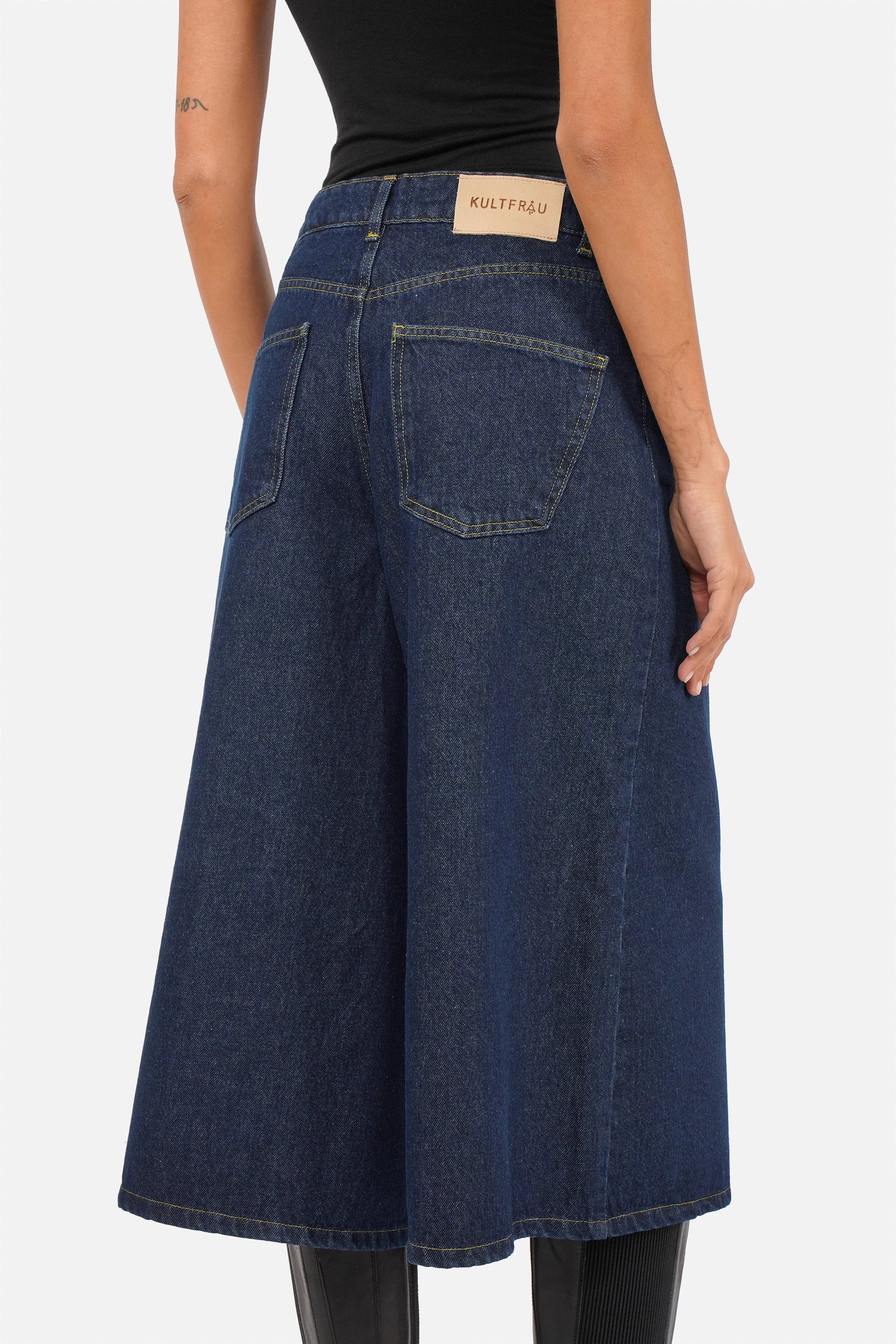 NELKA weite Bermuda-Jeans aus italienischem Denim mit dunkler Waschung und relaxed Fit
