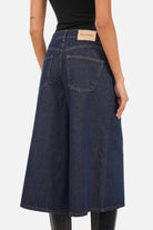 NELKA weite Bermuda-Jeans aus leichtem italienischem Denim mit Destroyed-Waschung und entspannter Passform