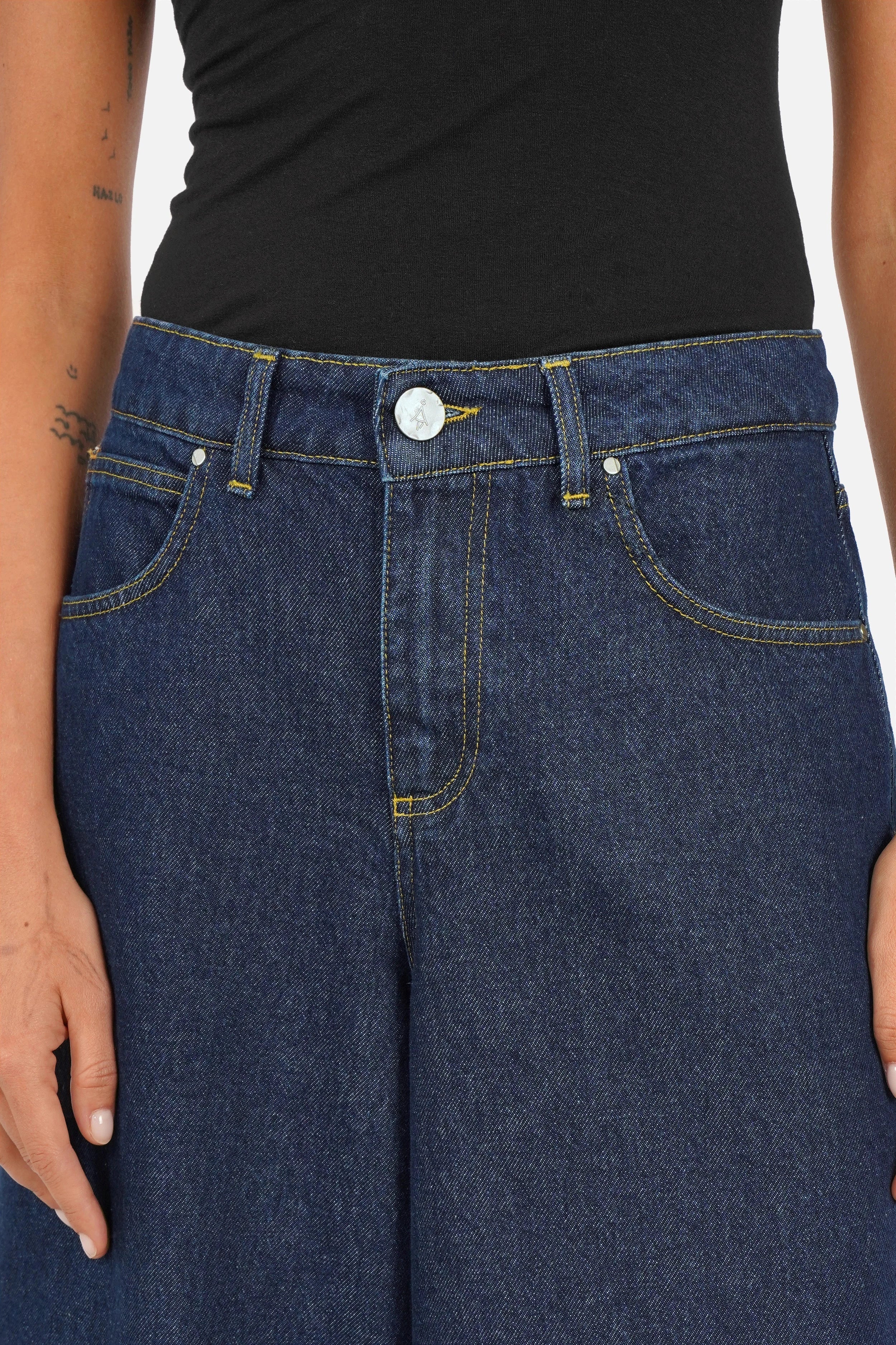 NELKA weite Bermuda-Jeans aus italienischem Denim mit dunkler Waschung und Relaxed Fit