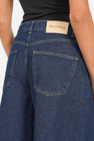 NELKA weite Bermuda-Jeans aus italienischem Denim mit dunkler Waschung und relaxed Fit
