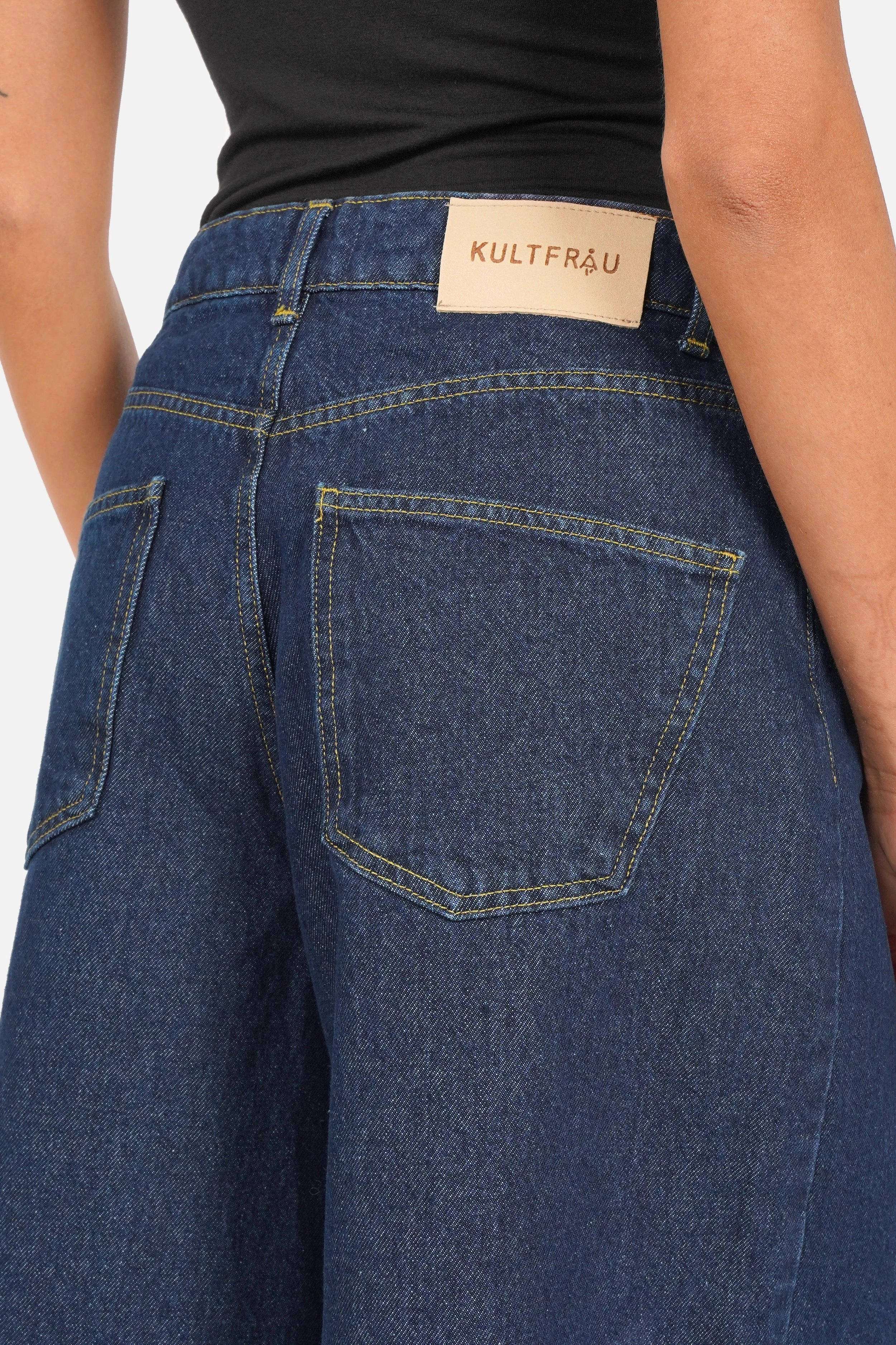 NELKA weite Bermuda-Jeans aus italienischem Denim mit dunkler Waschung und relaxed Fit