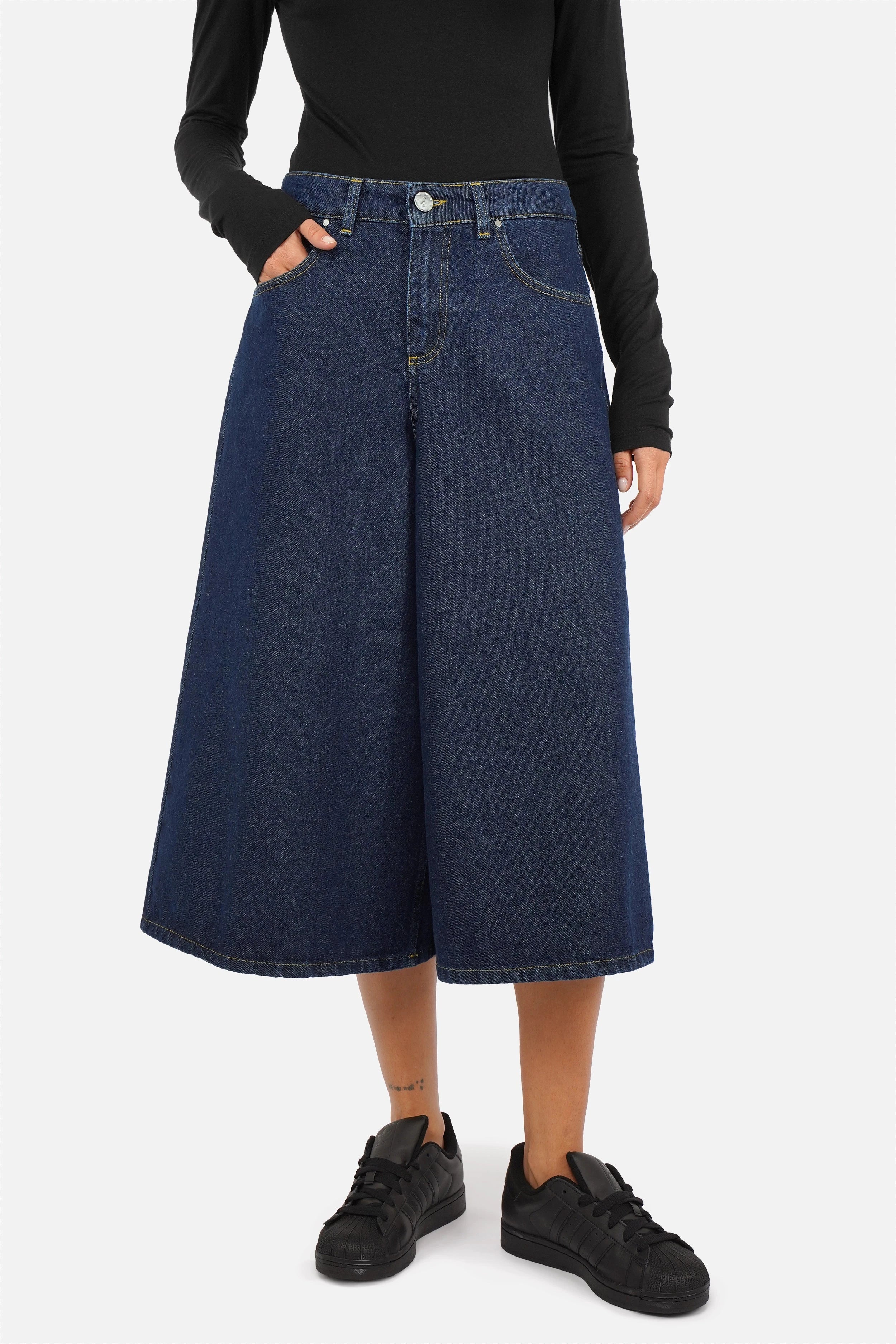 NELKA Weite Bermuda-Jeans aus italienischem Denim mit dunkler Waschung und relaxed Fit