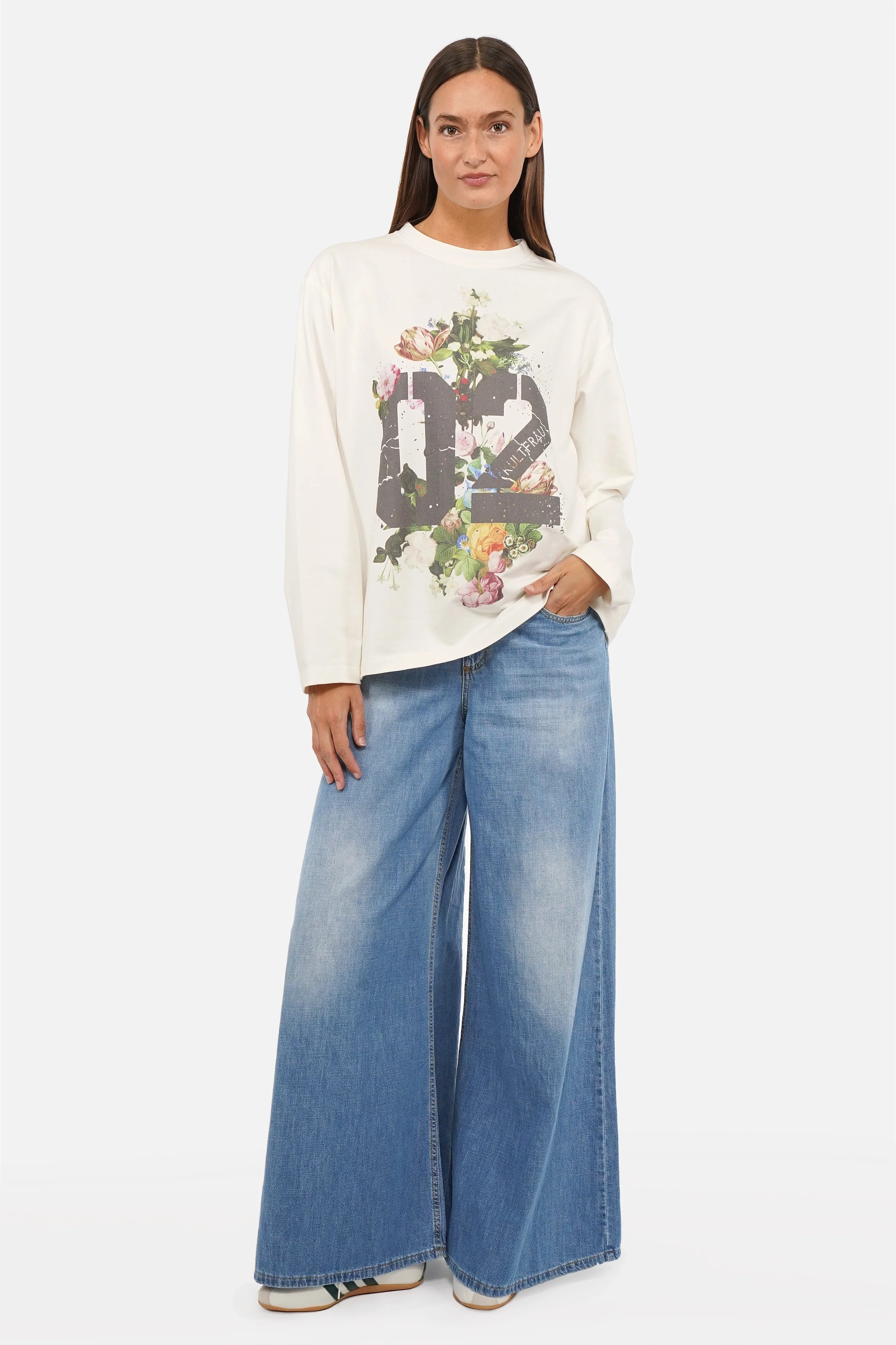 NIESKA Sweater mit floralem Print, Baumwolljersey, Rundhalsausschnitt, Regular Fit, markanter Zahlen- und Blumenprint vorne