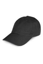 Eine schwarze Cap aus glattem, weichem Material mit einem gebogenen Schirm. Der Brandname "KULTFRAU" ist dezent in Schwarz auf der Vorderseite gestickt und fügt sich Ton-in-Ton ins Design ein. Die Oberfläche zeigt feine Nähte und eine strukturierte Optik. Die Kappe hat ein klassisches Sechs-Panel-Design mit Belüftungslöchern für einen angenehmen Tragekomfort und wirkt minimalistisch sowie modern