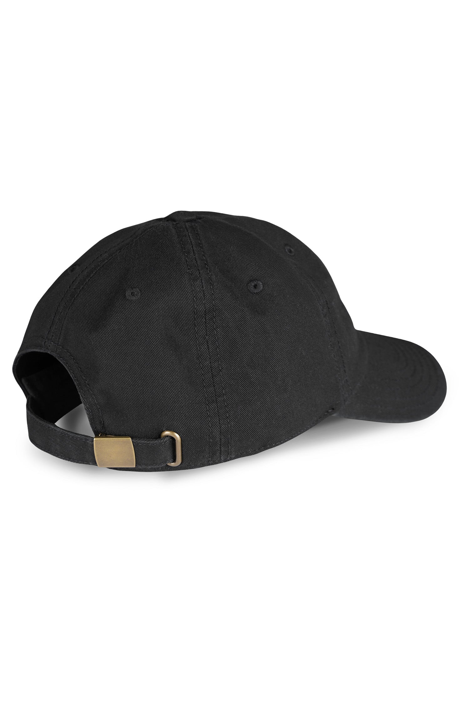 Eine schwarze Cap aus glattem Material, von hinten und leicht seitlich fotografiert. Der verstellbare Riemen besteht aus dem gleichen Stoff wie die Cap und wird durch eine bronzefarbene Metallklemme gehalten. Das Sechs-Panel-Design mit sichtbaren Nähten und Belüftungslöchern sorgt für ein klassisches, strukturiertes Erscheinungsbild. Der gebogene Schirm der Kappe ist teilweise sichtbar und fügt sich harmonisch ins minimalistische Design ein.