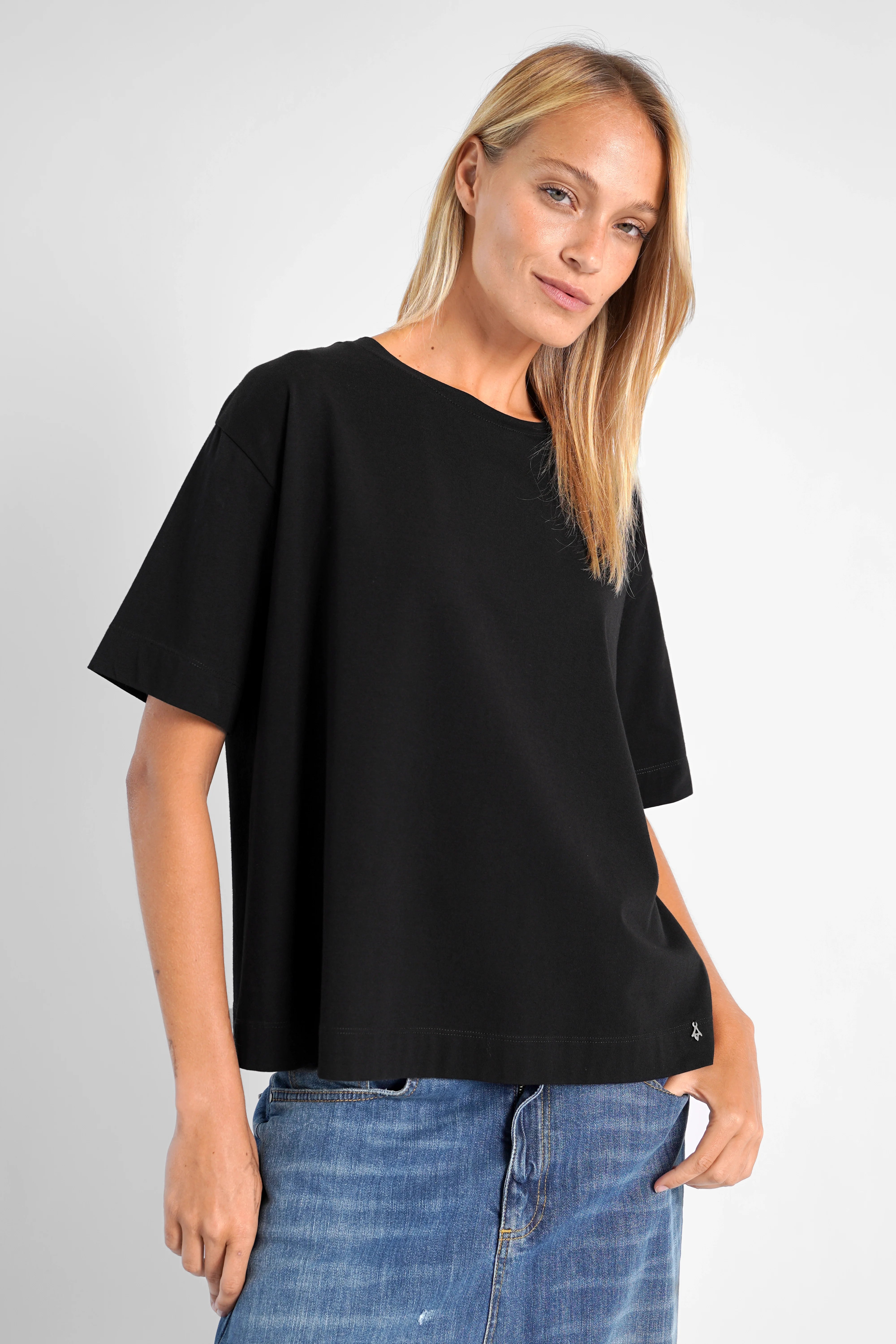 Schwarzes NITI.K Shirt aus elastischem Baumwolljersey mit kastiger Passform und Rundhalsausschnitt