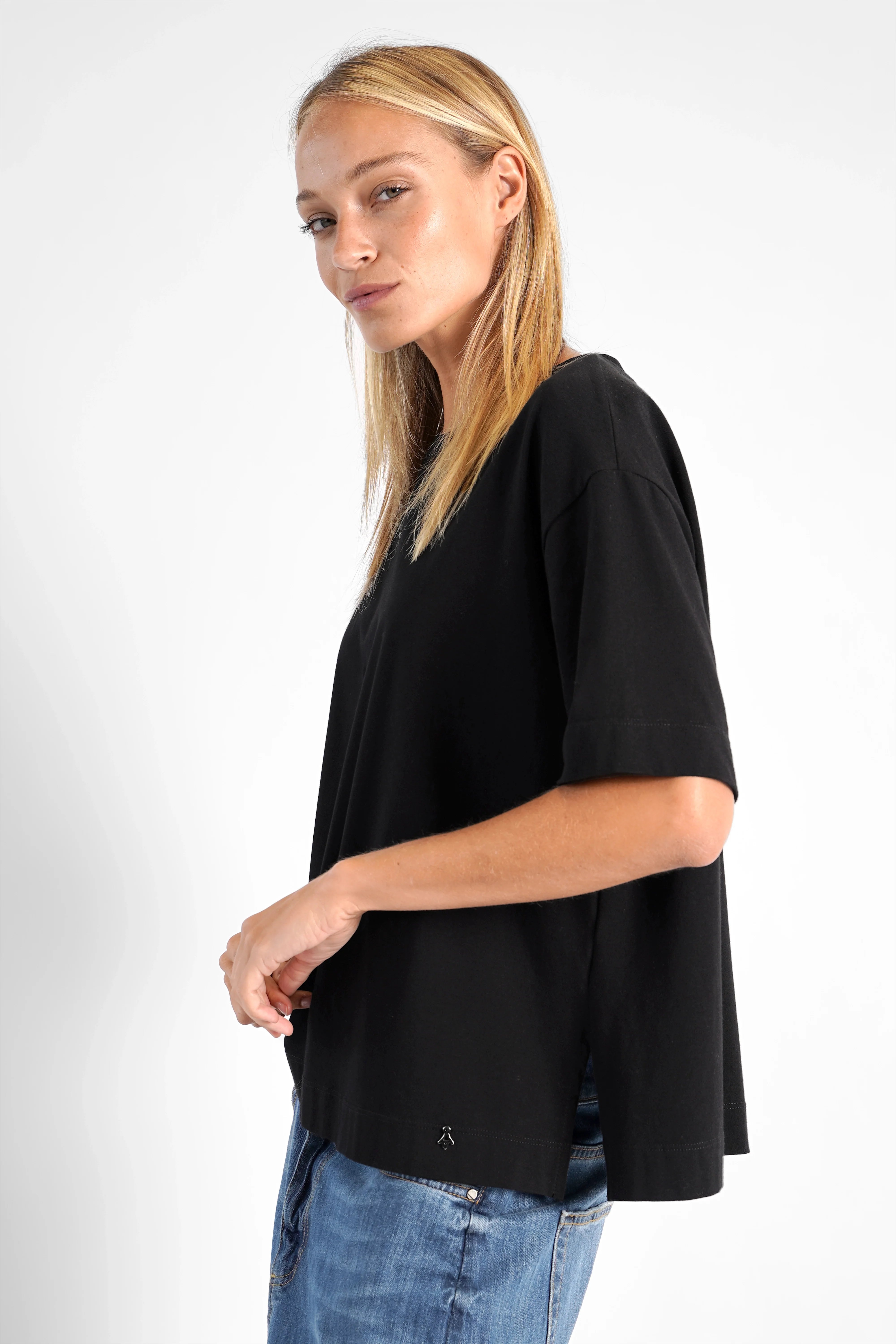 NITI.K Shirt aus elastischem Baumwolljersey mit kastiger Passform, Rundhalsausschnitt und seitlichen Schlitzen in Schwarz