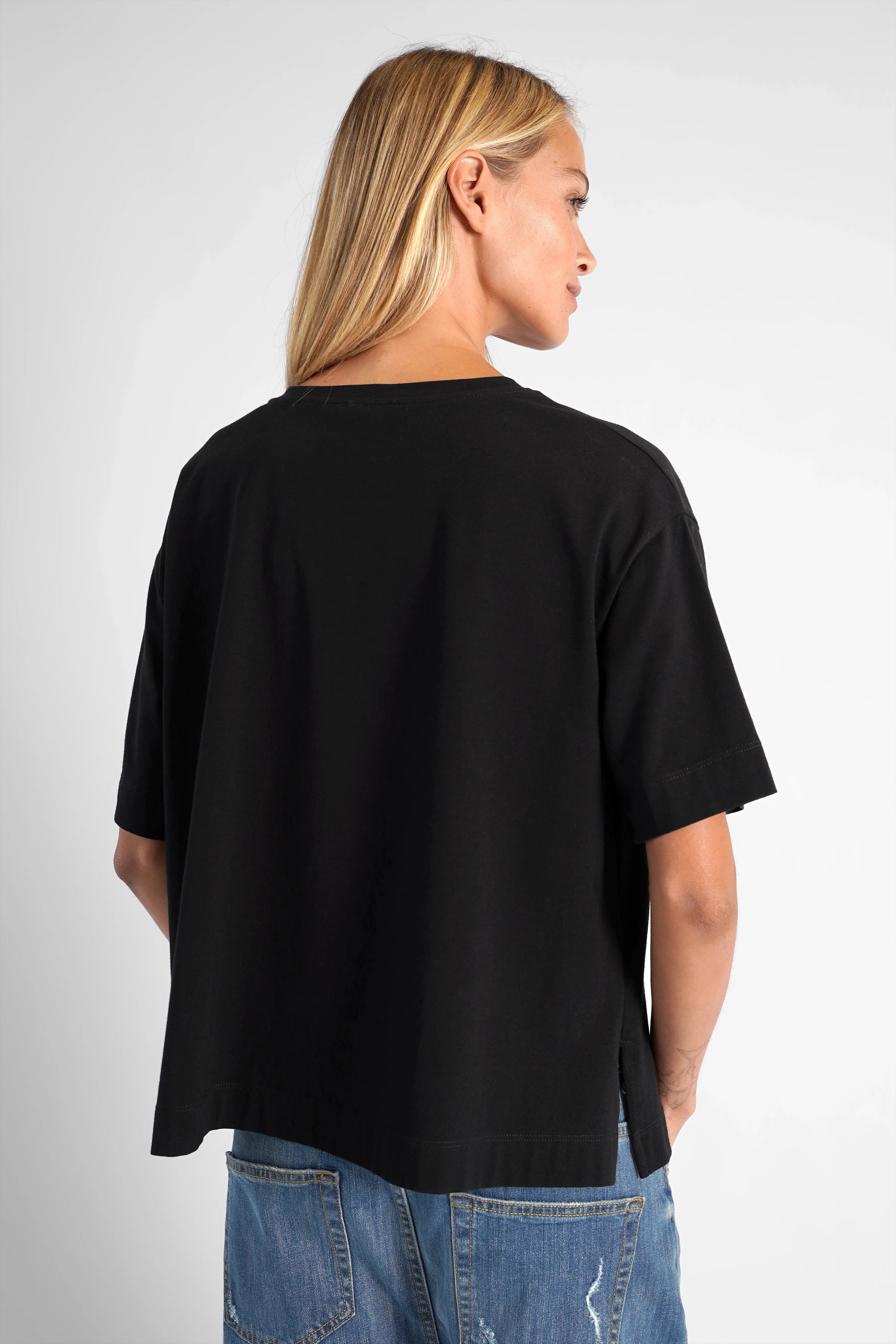 Schwarzes NITI.K Shirt aus elastischem Baumwolljersey mit kastiger Passform und seitlichen Schlitzen, Modellrückenansicht