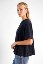 NITI.K Shirt aus hochwertiger Baumwolle mit kastiger Passform und seitlichen Schlitzen in Schwarz