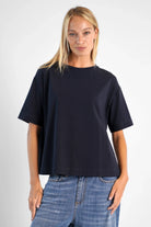 Damen trägt NITI.K Shirt aus hochwertiger Baumwolle mit kastiger Passform, Rundhalsausschnitt und seitlichen Schlitzen in dunkelblau