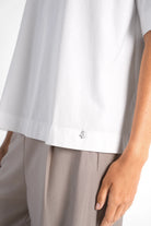 Weißes NITI.K Shirt aus Baumwolle mit kastiger Passform und seitlichen Schlitzen, modernes Design.